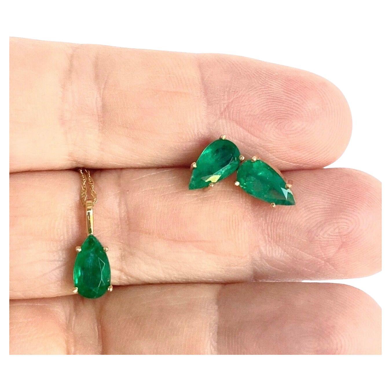 Colombian Emerald Pendant and Earrings Set Pear Cut 18K Gold For Sale
