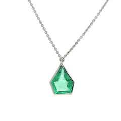 Colombian emerald pendant in 18k white gold