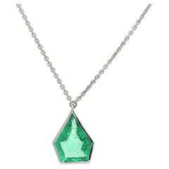Colombian emerald pendant in 18k white gold