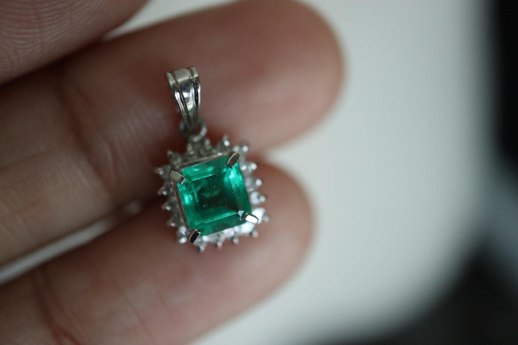 Art Deco Colombian emerald pendant in Platinum 900 (Minor Oiled) For Sale