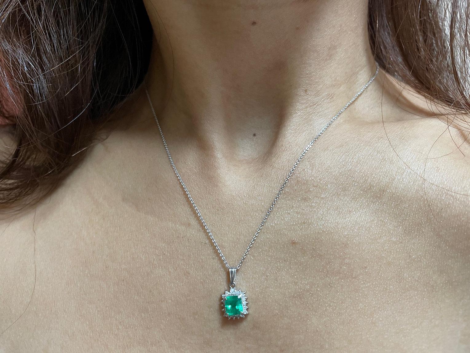 Square Cut Colombian emerald pendant in Platinum 900 (Minor Oiled) For Sale