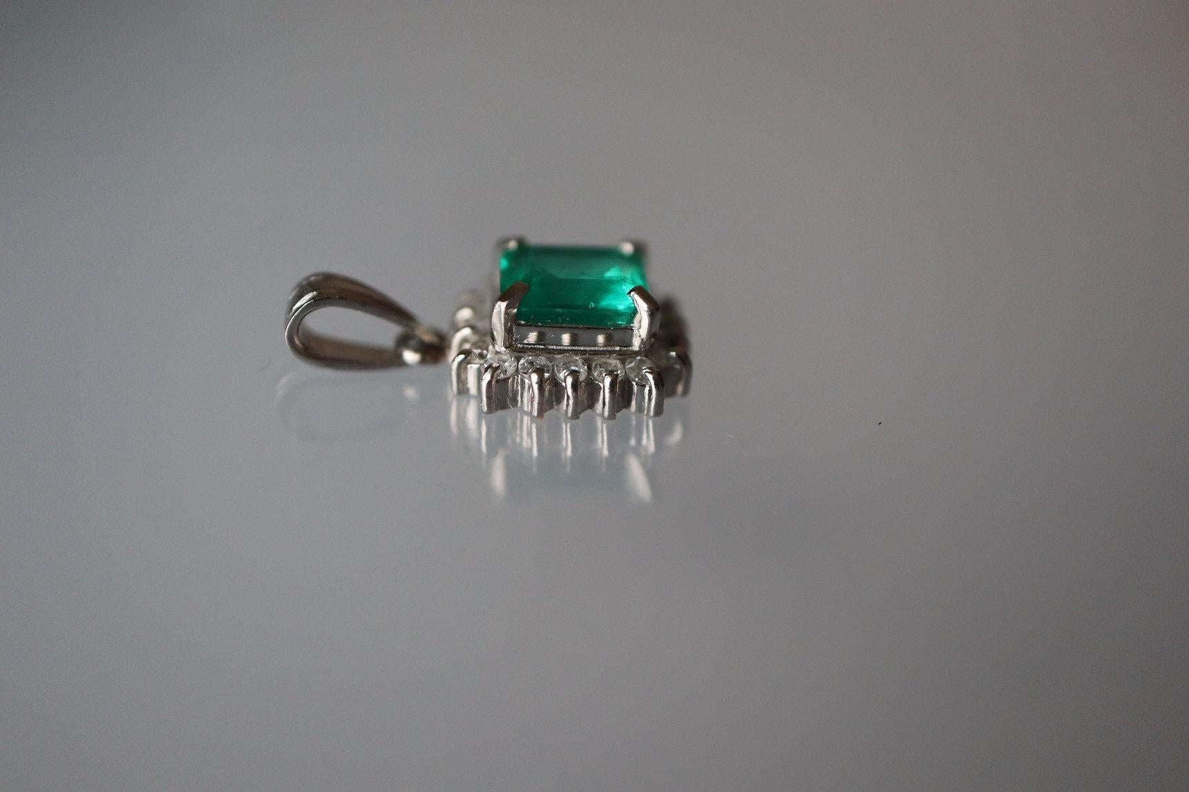 Colombian emerald pendant in Platinum 900 (Minor Oiled) In New Condition For Sale In Singapore, SG