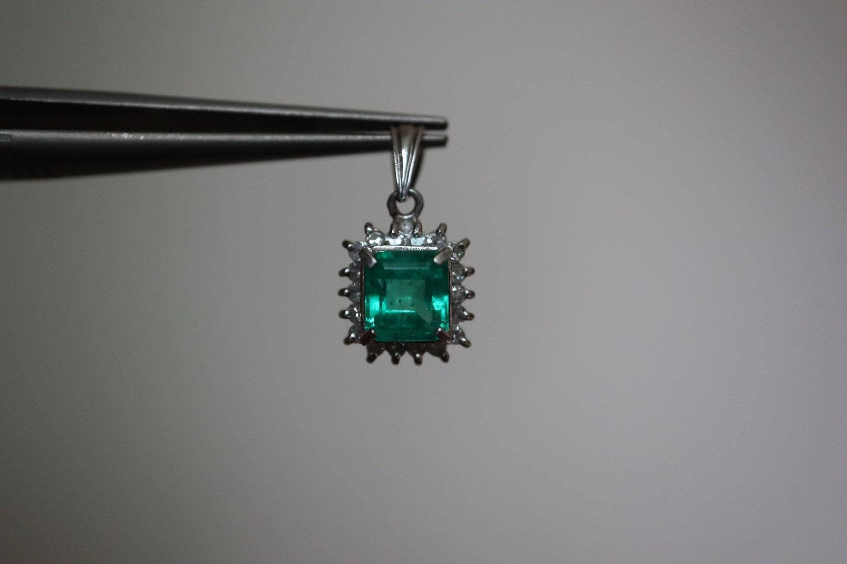 Women's Colombian emerald pendant in Platinum 900 (Minor Oiled) For Sale