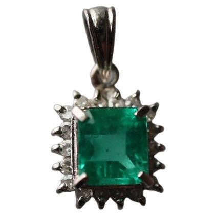 Colombian emerald pendant in Platinum 900 (Minor Oiled) For Sale