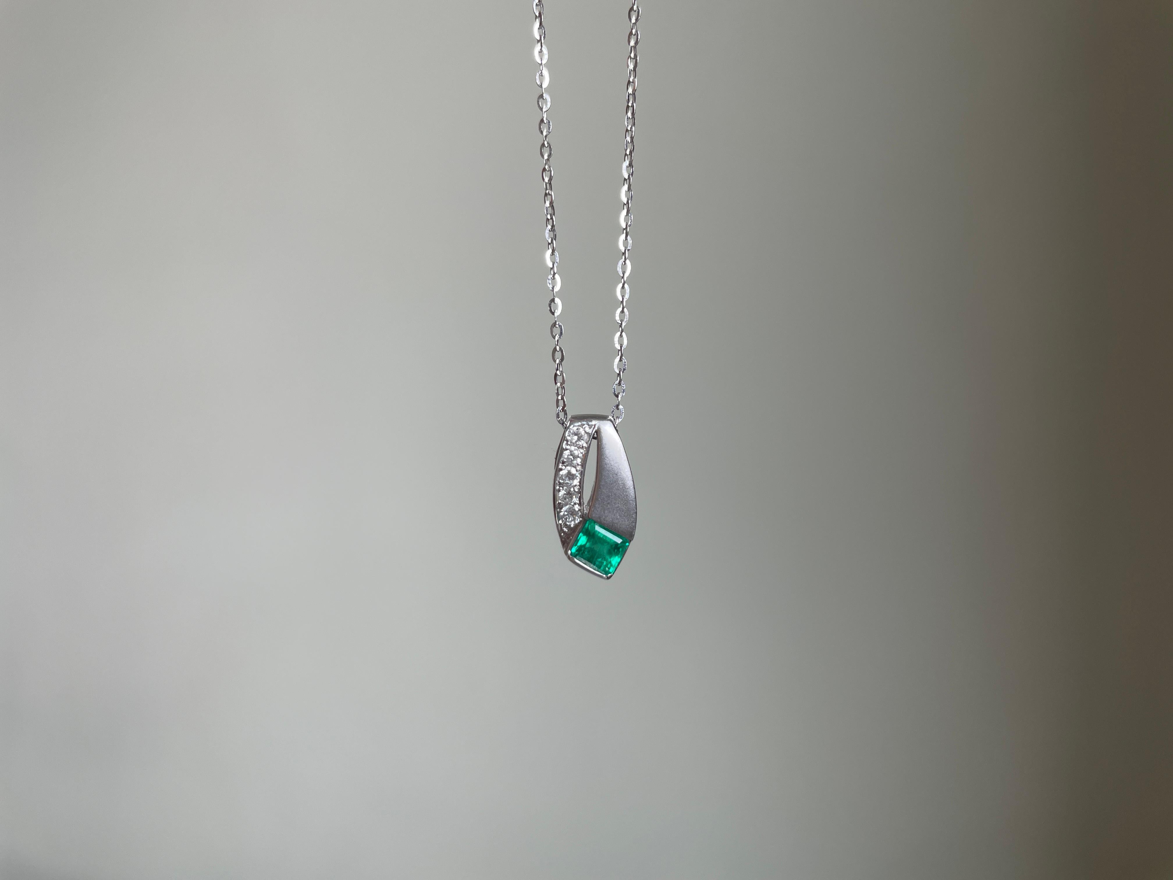 Ciondolo con smeraldo colombiano in platino 

Caratteristiche:

Gemma principale - Smeraldo colombiano

Peso totale in carati (1 pezzo) -0.28Ct

Misura della gemma - 4x3,69 mm

Colore - Verde

Taglio - Quadrato

Chiarezza - VVS (pulito, senza