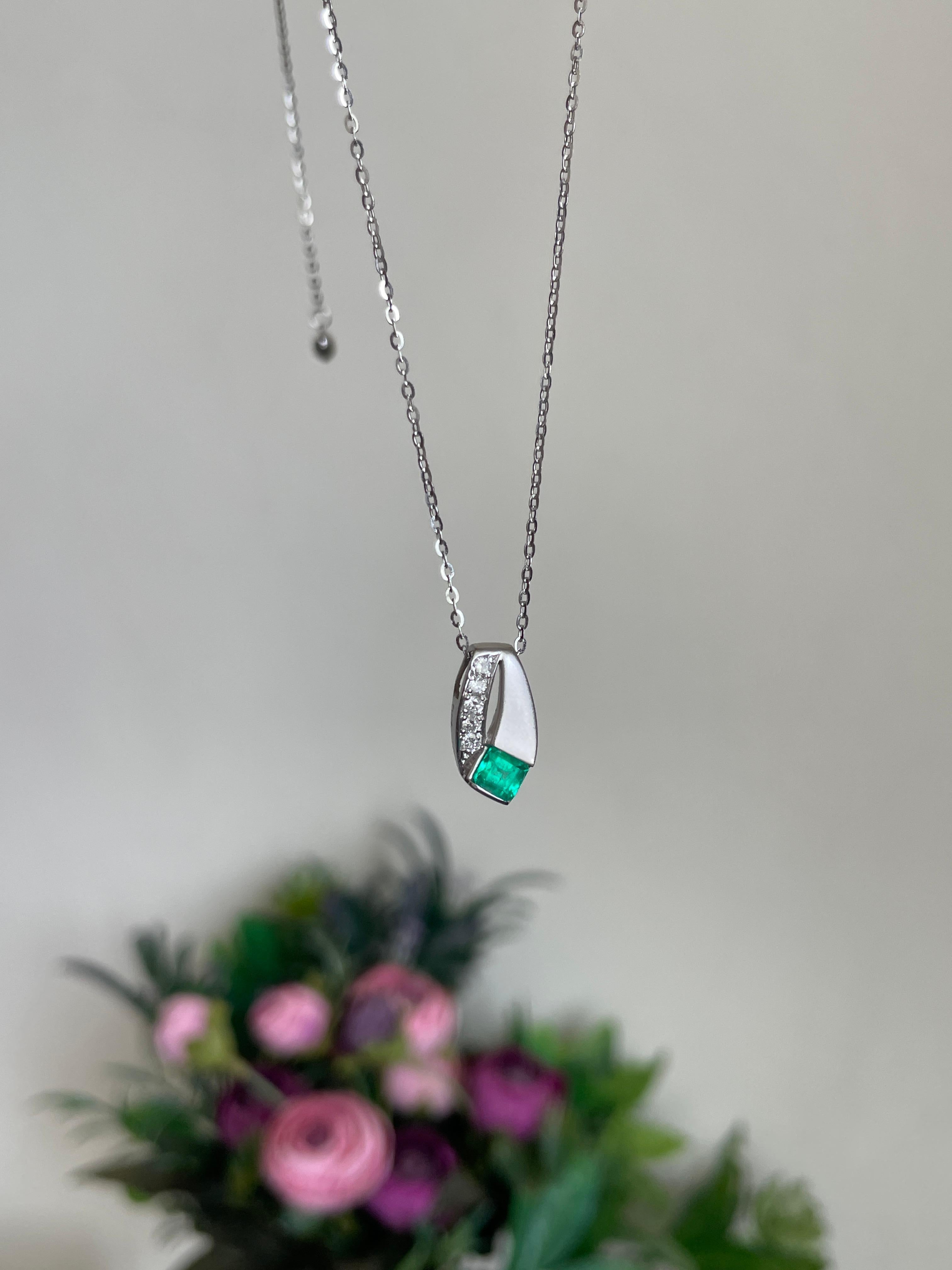 Quadrato Ciondolo con smeraldo colombiano in platino in vendita