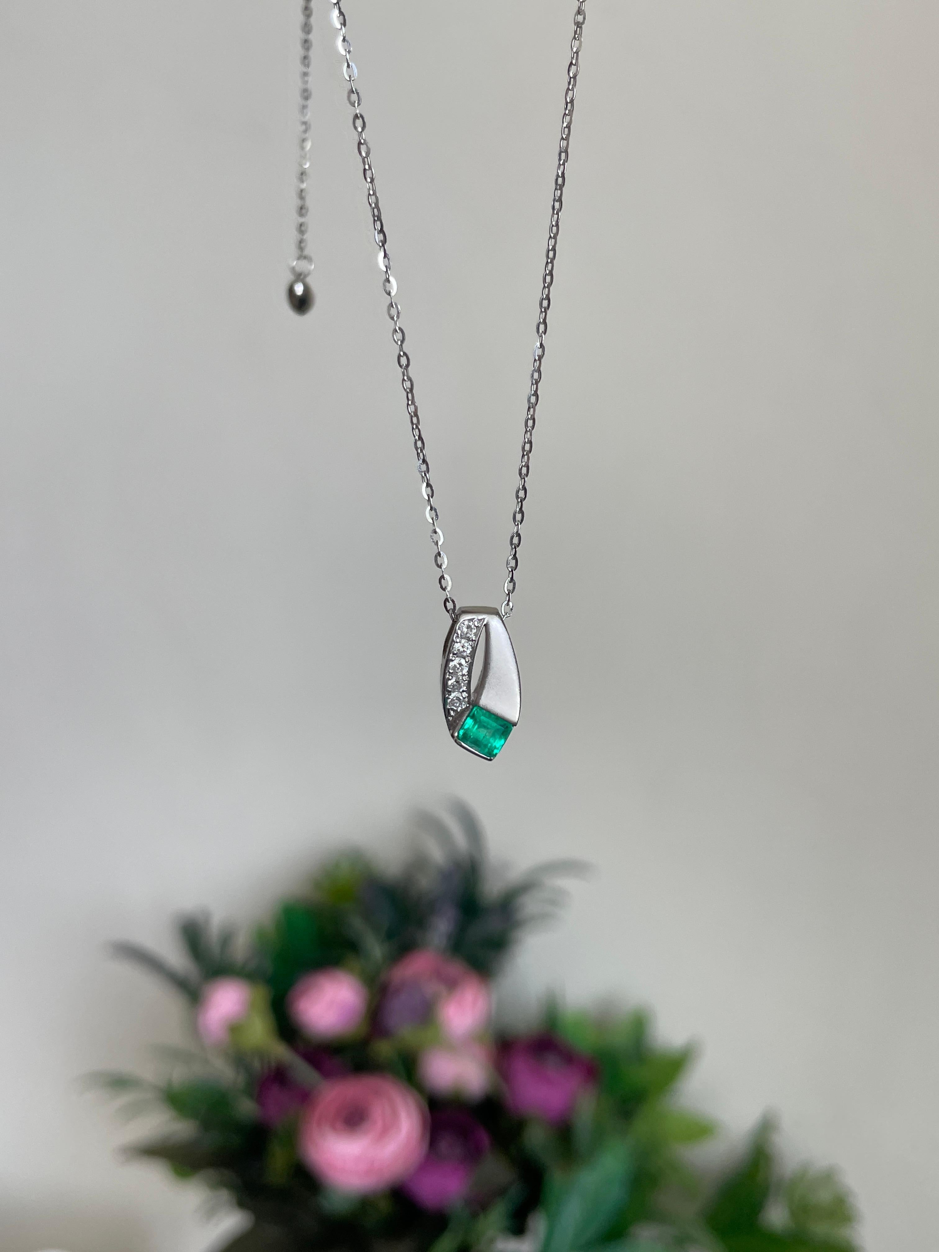 Ciondolo con smeraldo colombiano in platino In condizioni Nuovo in vendita a Singapore, SG