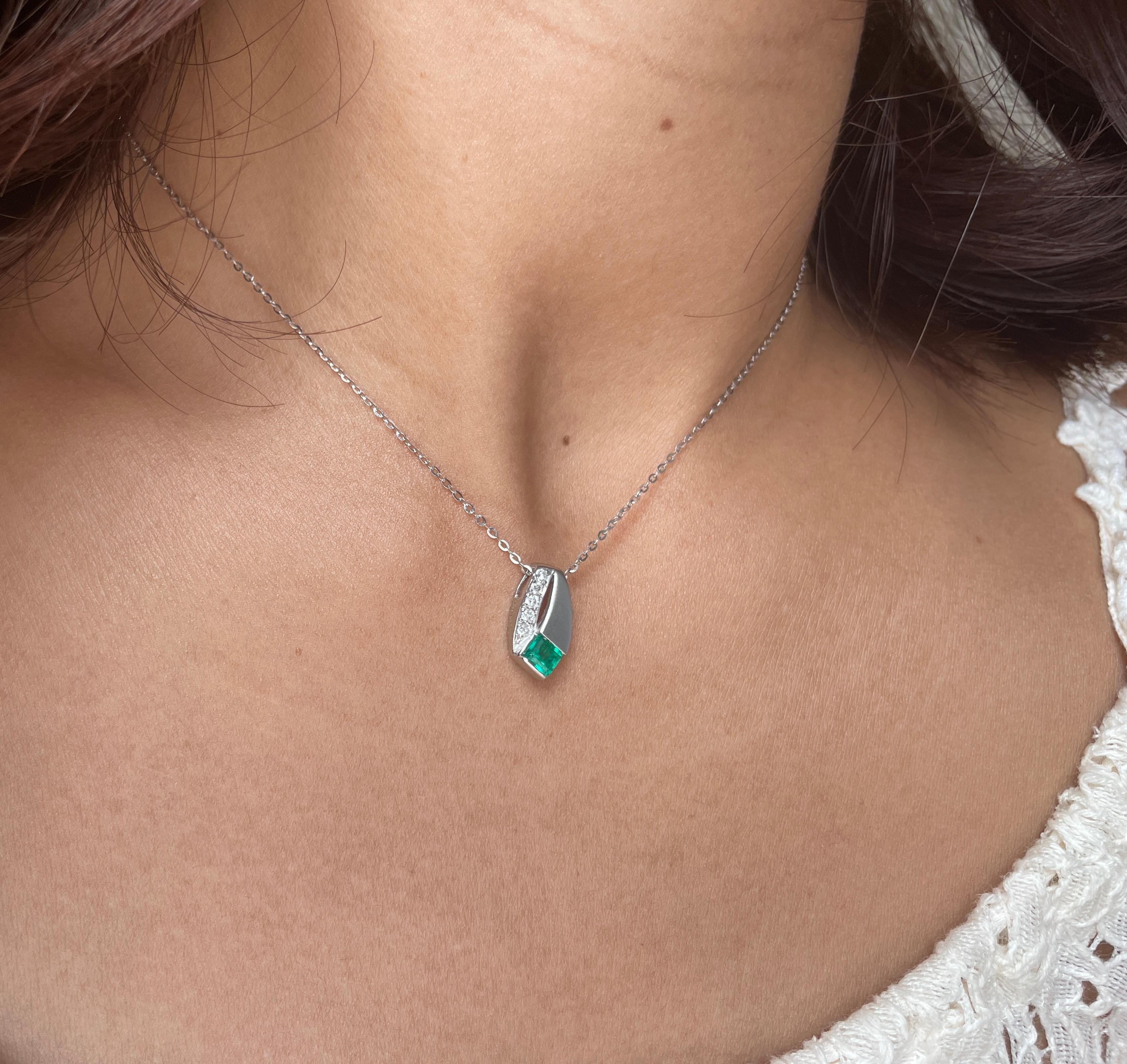 Donna Ciondolo con smeraldo colombiano in platino in vendita