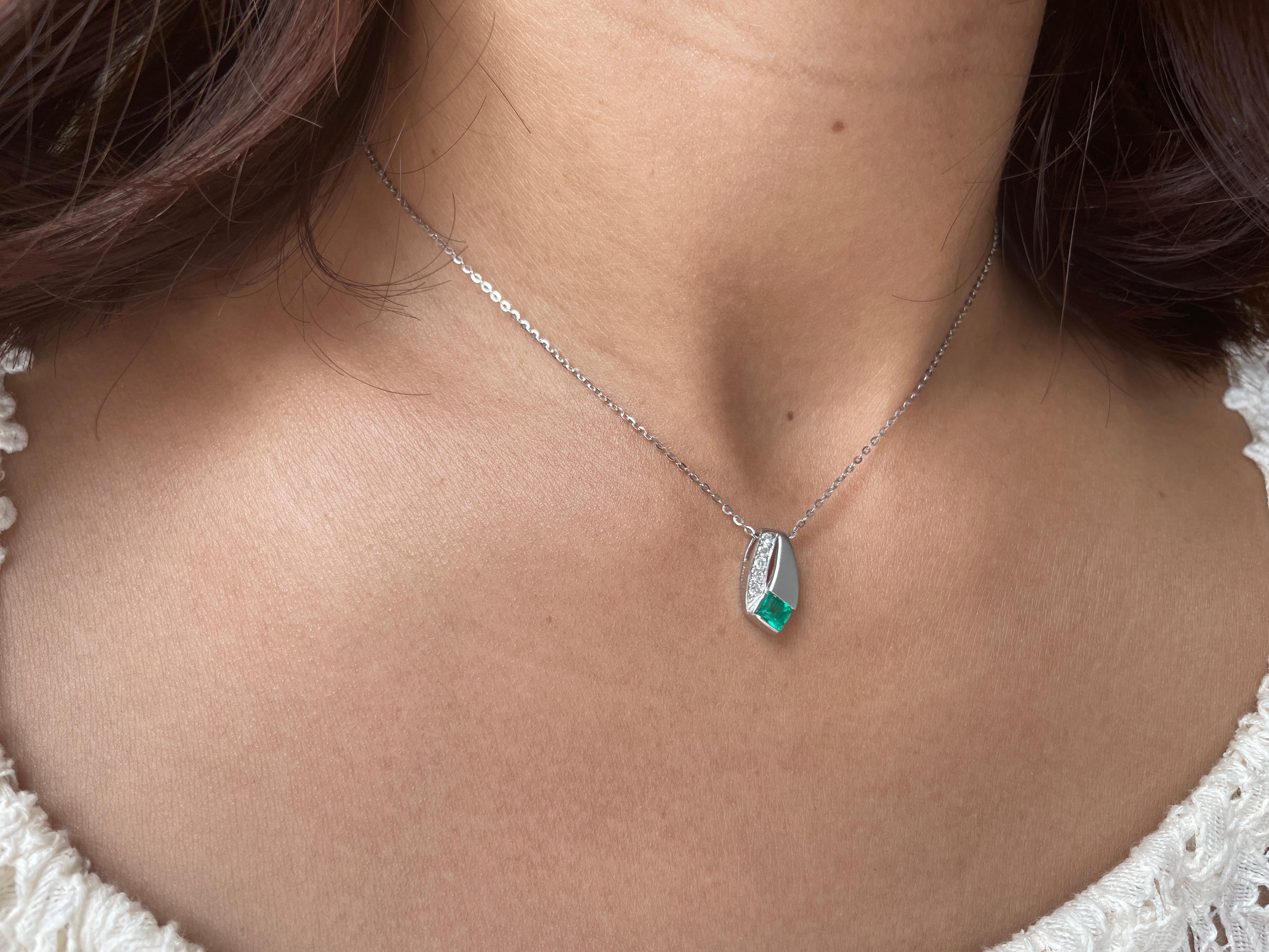 Ciondolo con smeraldo colombiano in platino in vendita 1