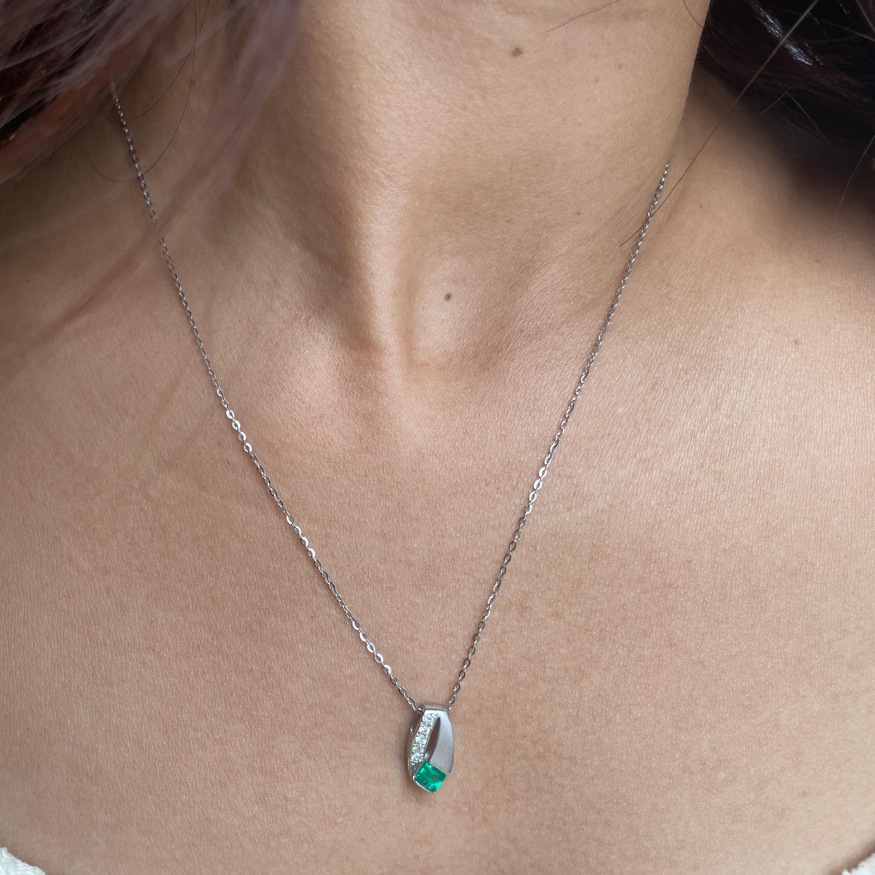 Ciondolo con smeraldo colombiano in platino in vendita 2