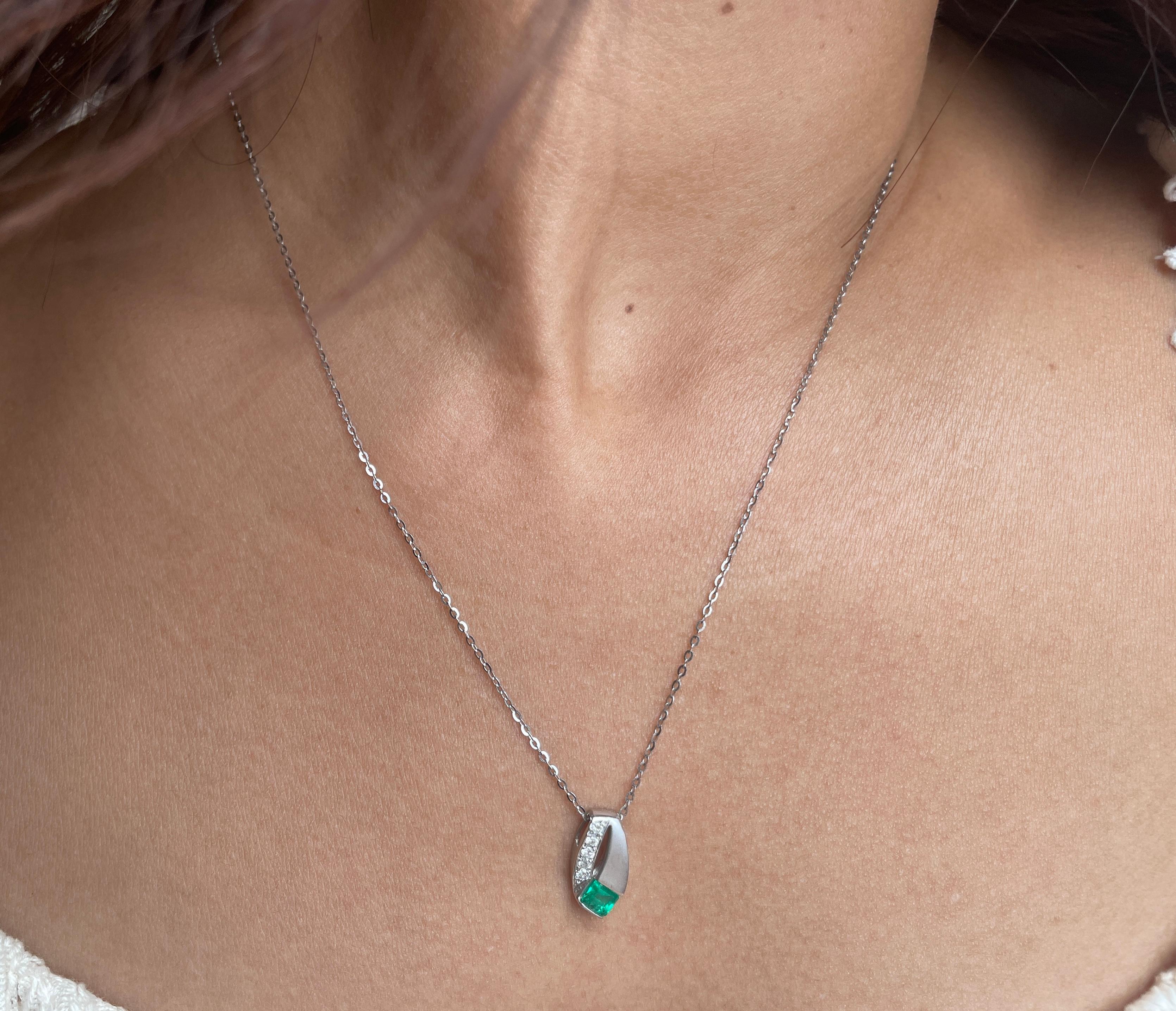 Ciondolo con smeraldo colombiano in platino in vendita 3