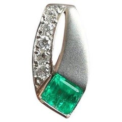 Colombian emerald pendant in Platinum Colombian emerald pendant in Platinum