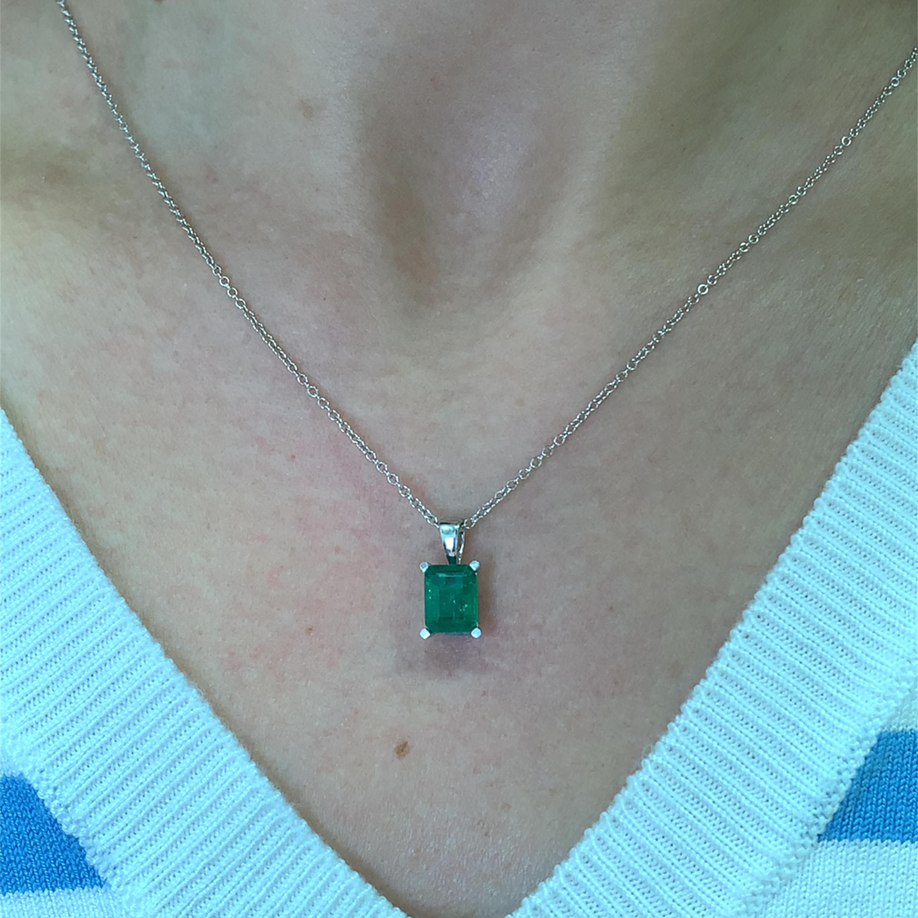 Questo splendido smeraldo da 1,70ct  La collana con ciondolo di circa 8/7 mm presenta una vibrante gemma verde taglio smeraldo, incastonata con eleganza in una catena d'argento in oro bianco 18 carati. Perfetto per aggiungere un tocco di