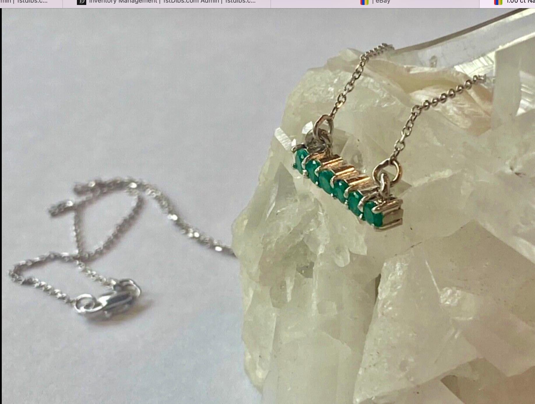 Round Cut 1.00 Carat Colombian Emerald Bar Necklace in 18K White Gold For Sale