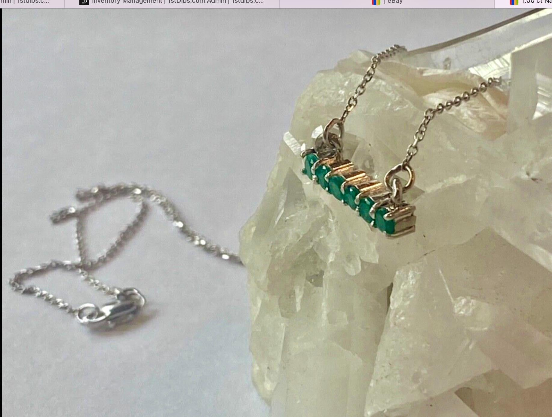 Taglio rotondo Collana con smeraldo colombiano da 1,00 carati in oro bianco 18 carati in vendita