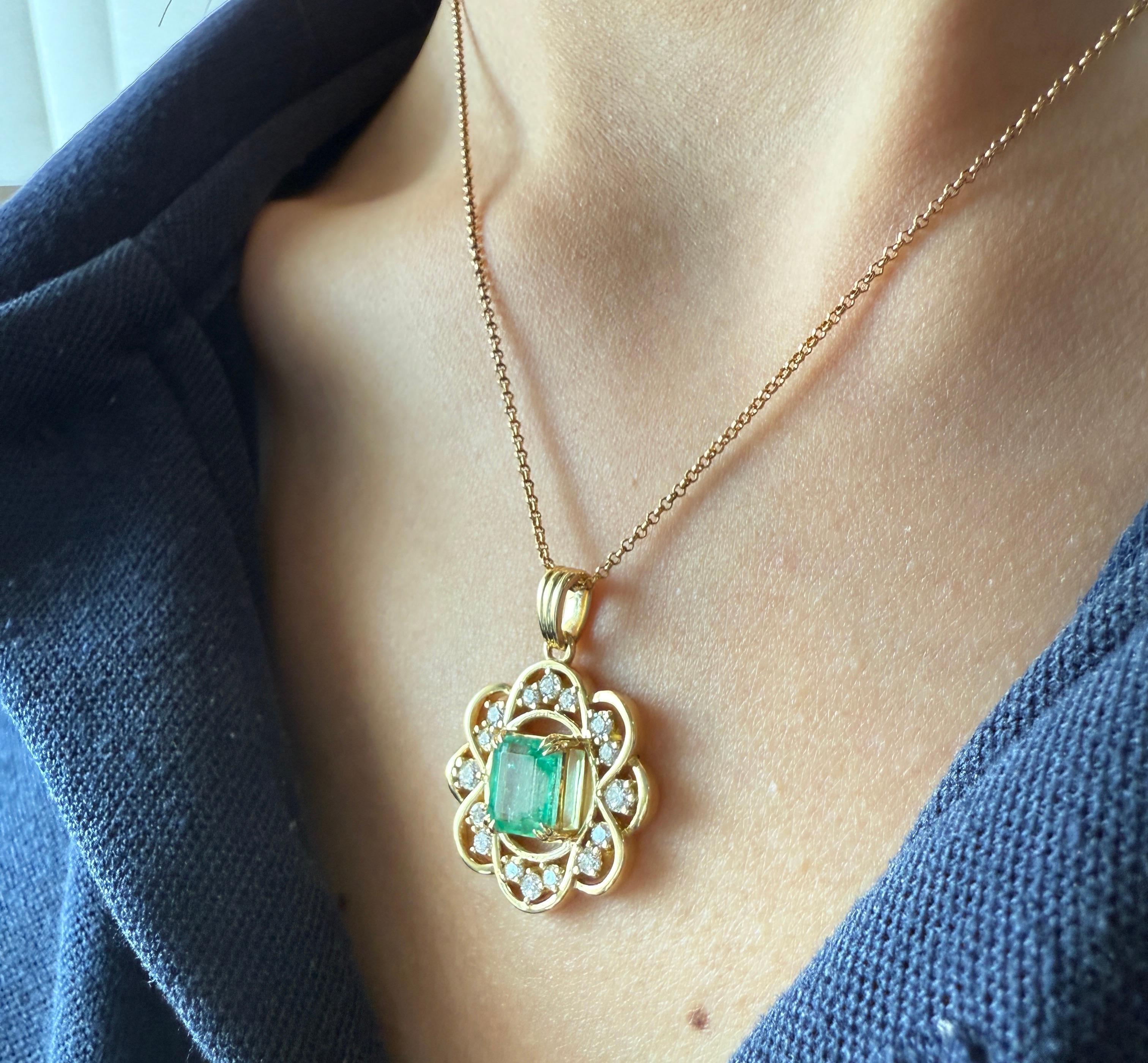 Colombian Emerald Pendant with Diamonds in 18K Yellow Gold  Unique Vintage Look In New Condition For Sale In ประเวศ, TH