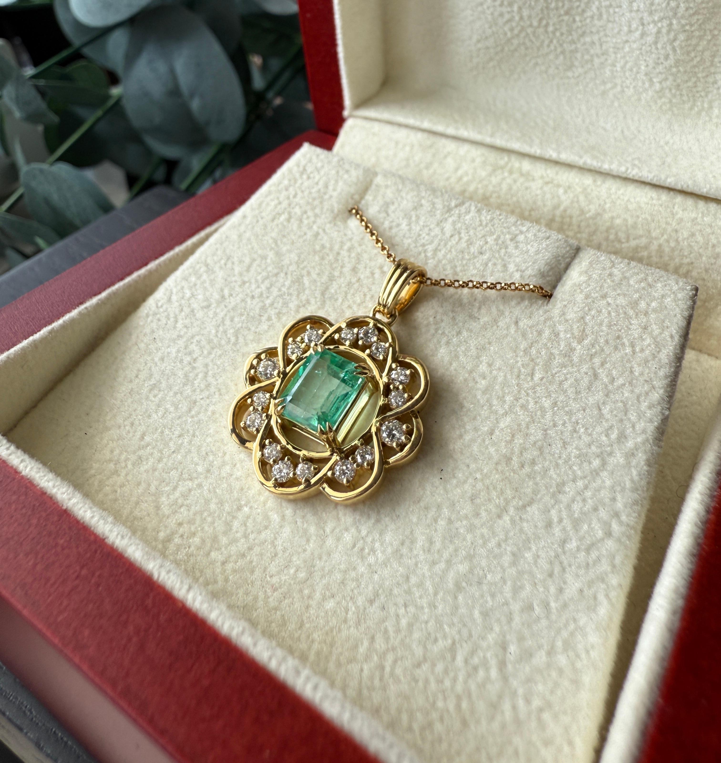 Colombian Emerald Pendant with Diamonds in 18K Yellow Gold  Unique Vintage Look For Sale 1