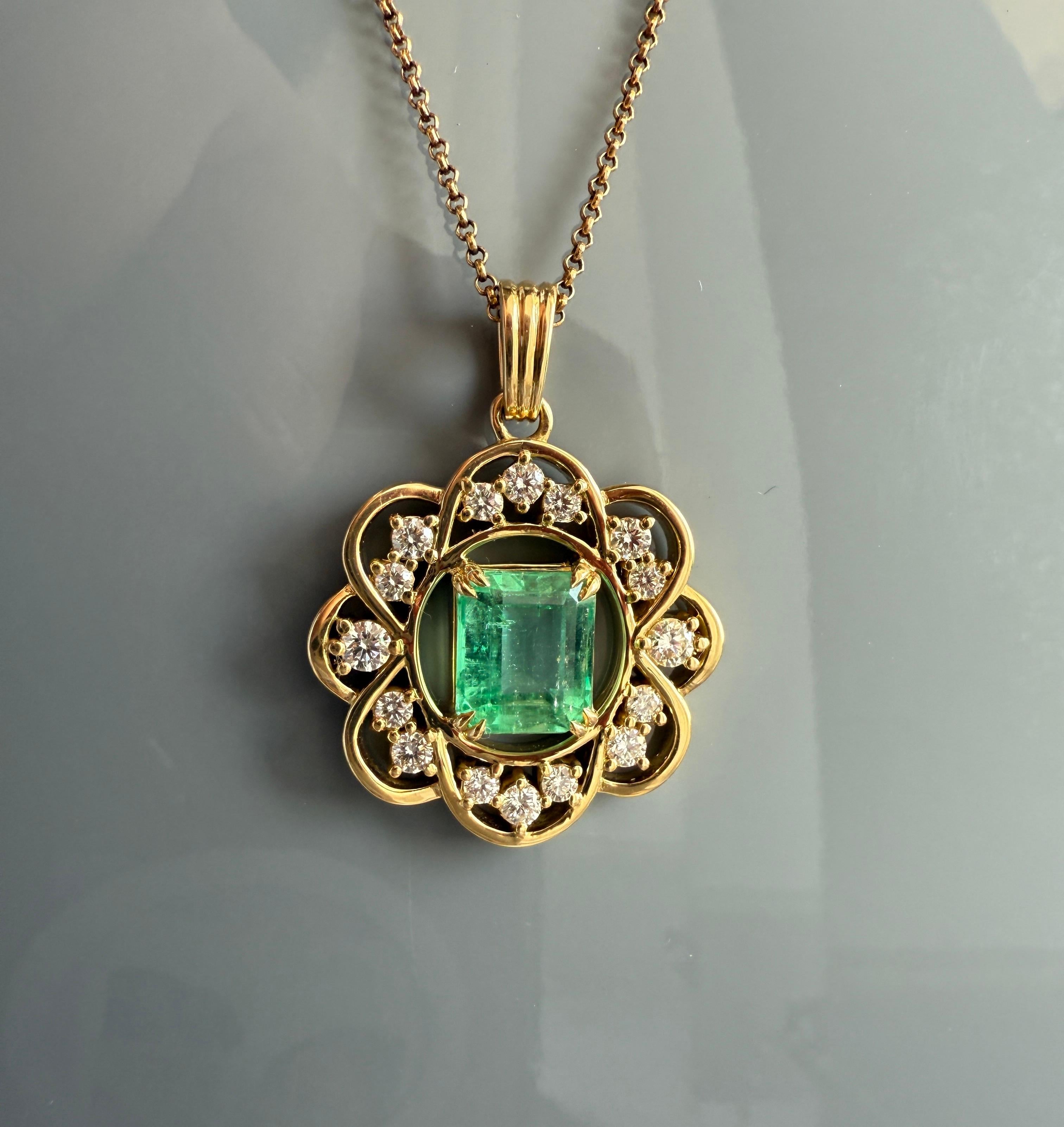 Colombian Emerald Pendant with Diamonds in 18K Yellow Gold  Unique Vintage Look For Sale 2
