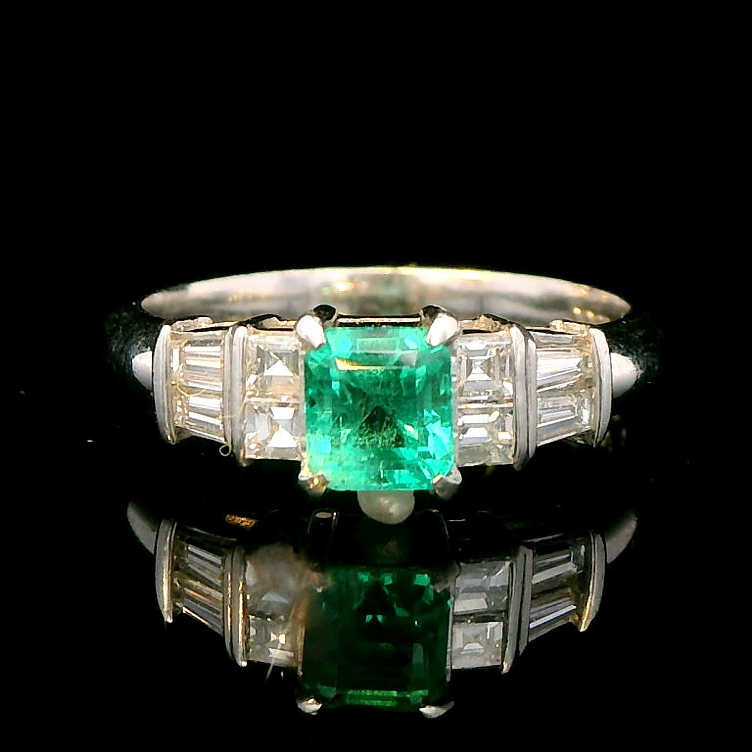Colombian Emerald Platinum Ring In New Condition For Sale In New York, NY