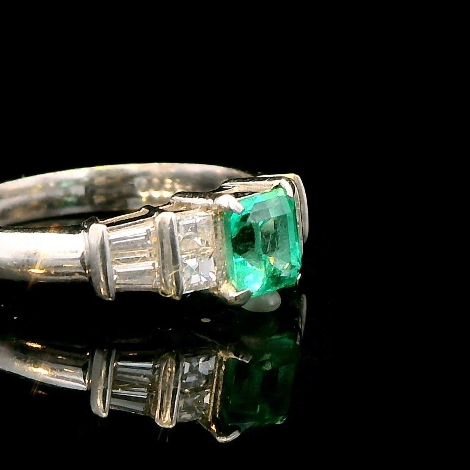 Women's or Men's Colombian Emerald Platinum Ring For Sale
