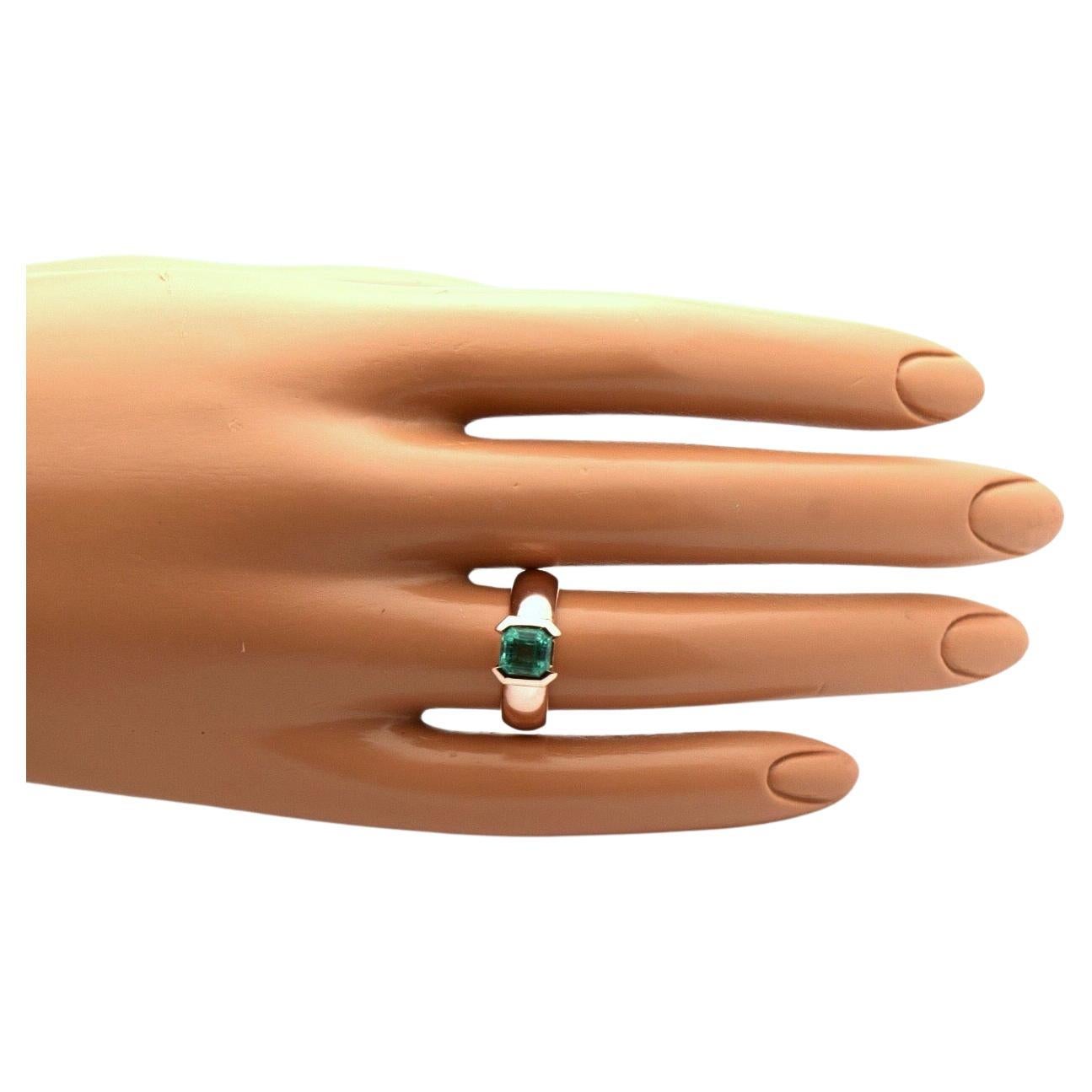 Bague moderne solitaire en émeraude verte en or jaune 18KT de taille 6 peut être redimensionnée. L'émeraude est d'une belle couleur bleu verdâtre et de taille princesse, totalisant 1 carat.
La bague est accompagnée d'un certificat d'authenticité et