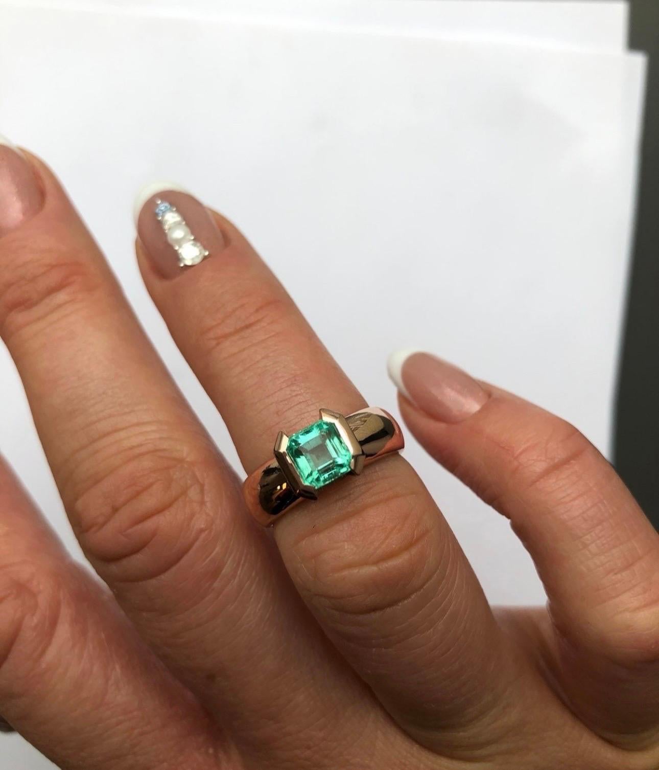 Taille princesse Bague solitaire en or jaune 18 carats avec émeraude verte de Colombie en vente