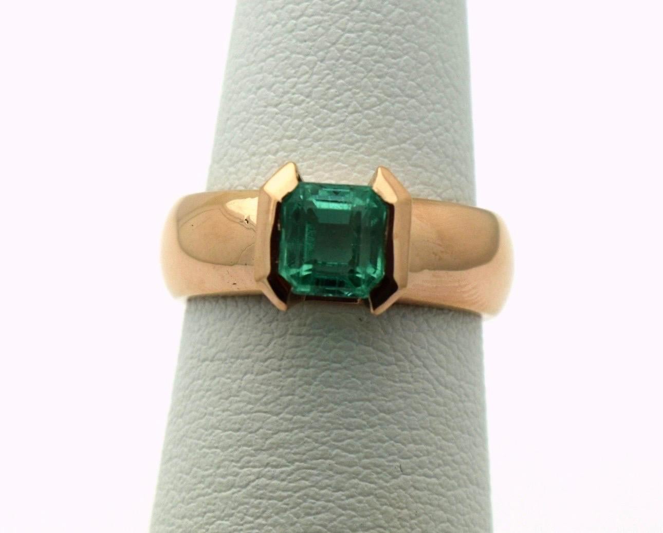 Bague solitaire en or jaune 18 carats avec émeraude verte de Colombie Neuf - En vente à Boca Raton, FL