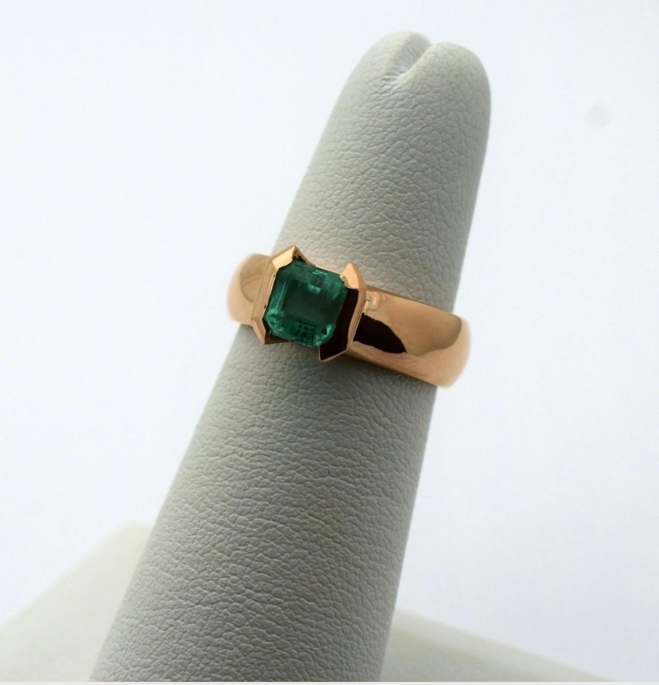 Bague solitaire en or jaune 18 carats avec émeraude verte de Colombie Unisexe en vente