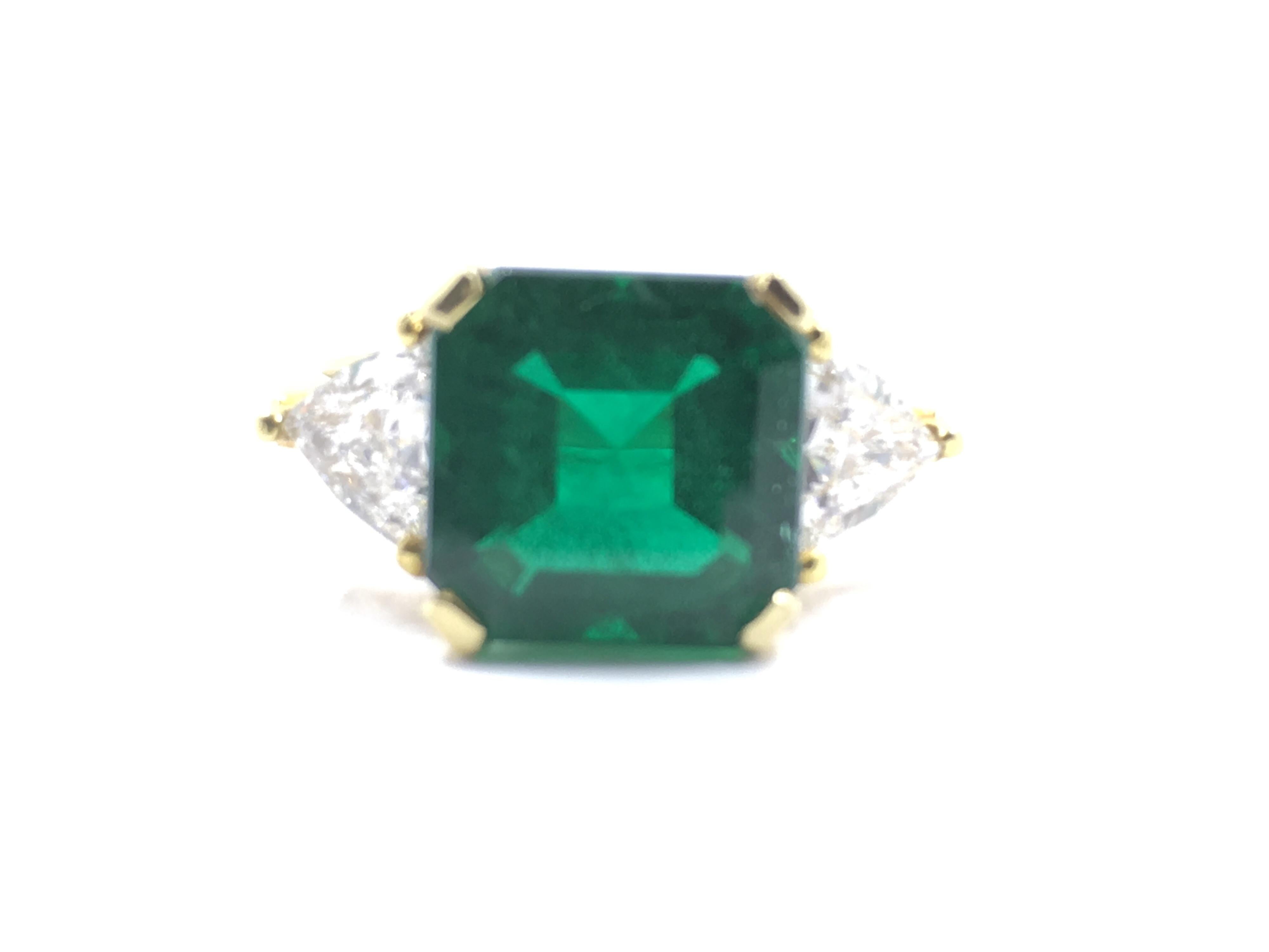 Colombian Emerald 4.67ct
2 Trillion Diamonds  E VS1 1.09ct total weight
18Kt Yellow Gold