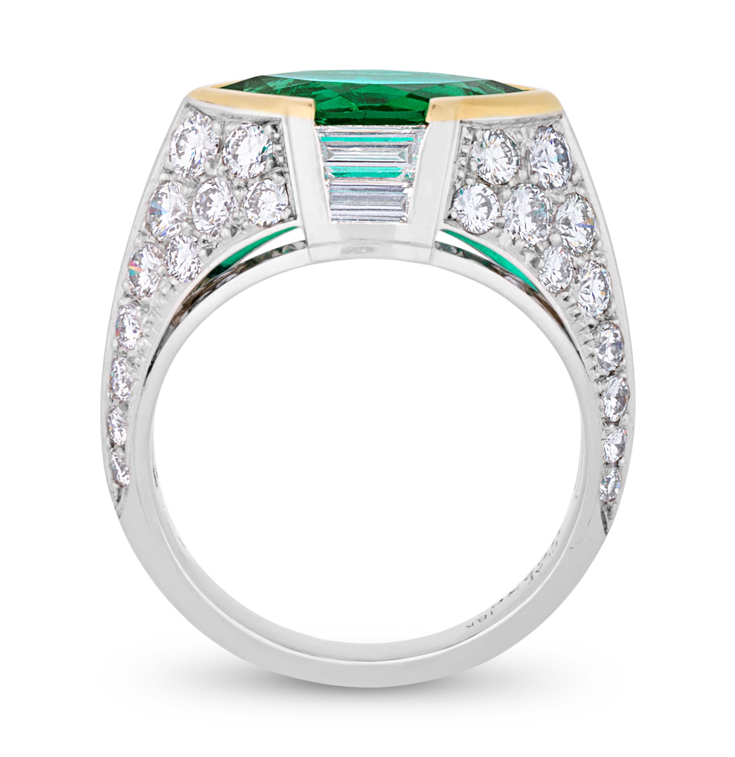 Dieser auffällige Ring präsentiert einen fesselnden kolumbianischen Smaragd im Marquise-Schliff, der in einer eleganten Langform oder Augenform geschliffen ist und insgesamt 2,50 Karat hat. Der beeindruckende Smaragd wird von seinem AGL-Bericht