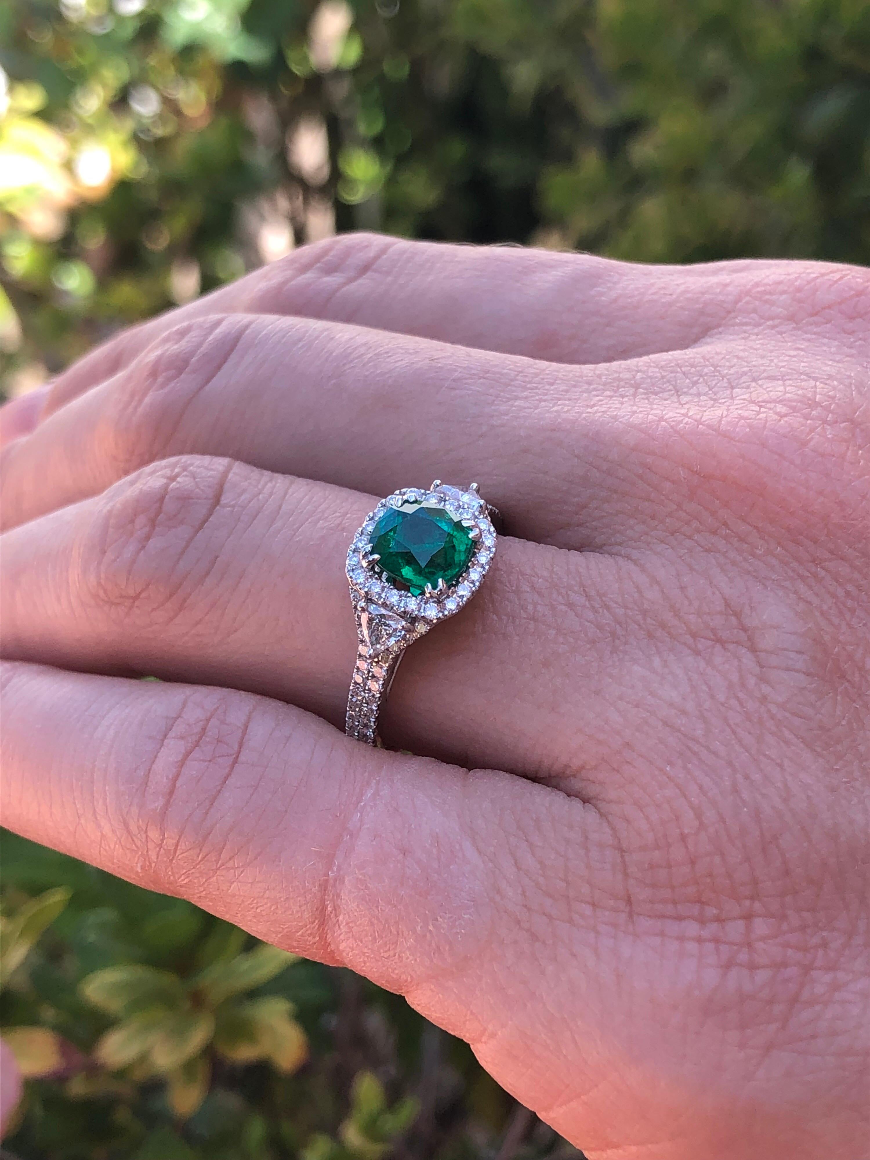 Colombian Emerald Ring Cushion Cut 1.39 Carats In New Condition In Beverly Hills, CA