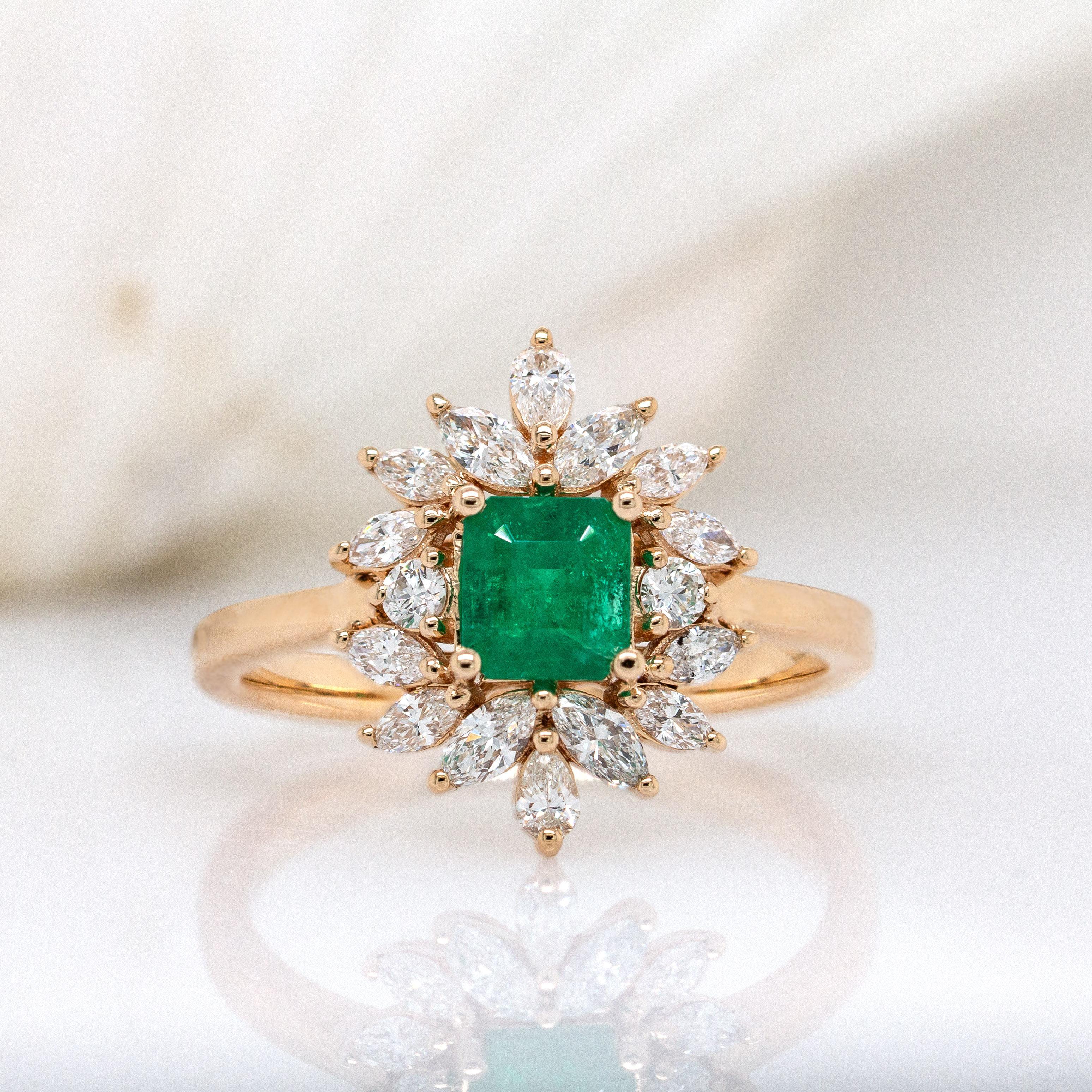 Anillo de Esmeralda Colombiana con Acentos de Diamantes Extraídos de la Tierra en Oro Amarillo Macizo de 14 K Art Decó en venta