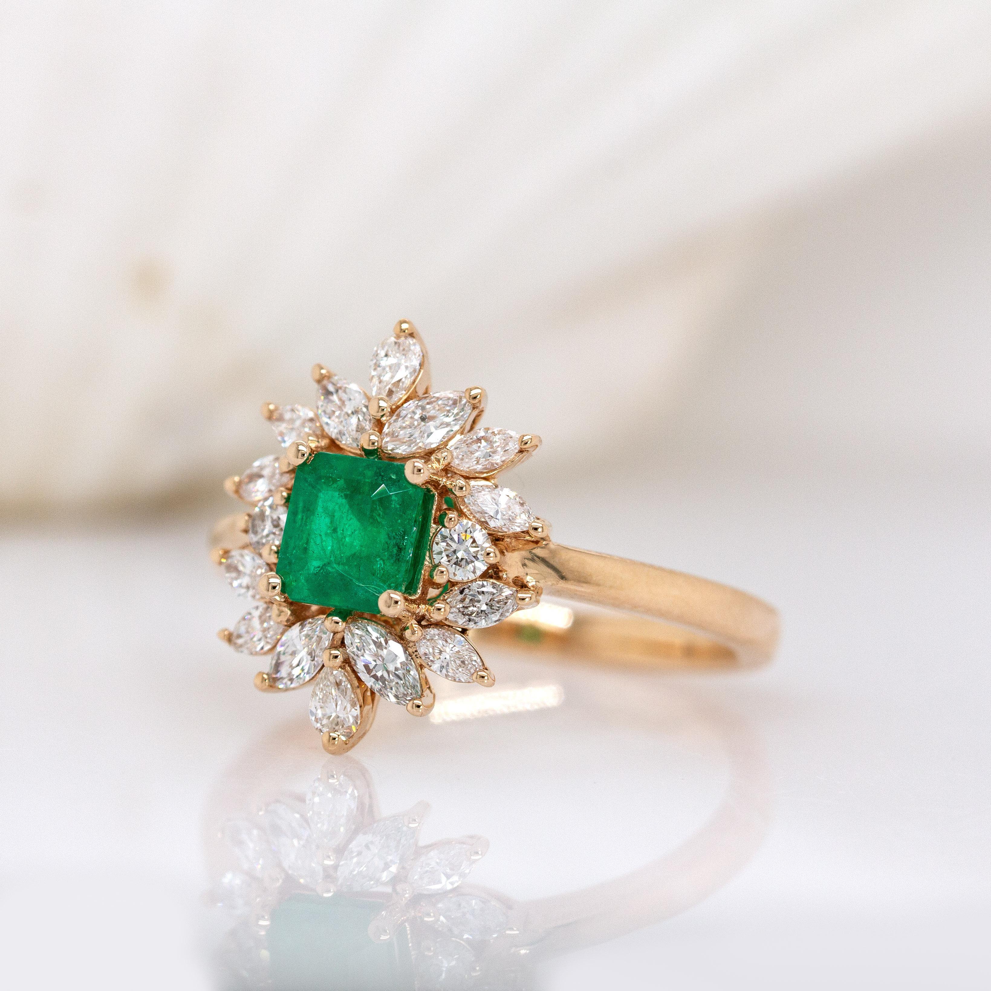 Anillo de Esmeralda Colombiana con Acentos de Diamantes Extraídos de la Tierra en Oro Amarillo Macizo de 14 K Corte Asscher en venta