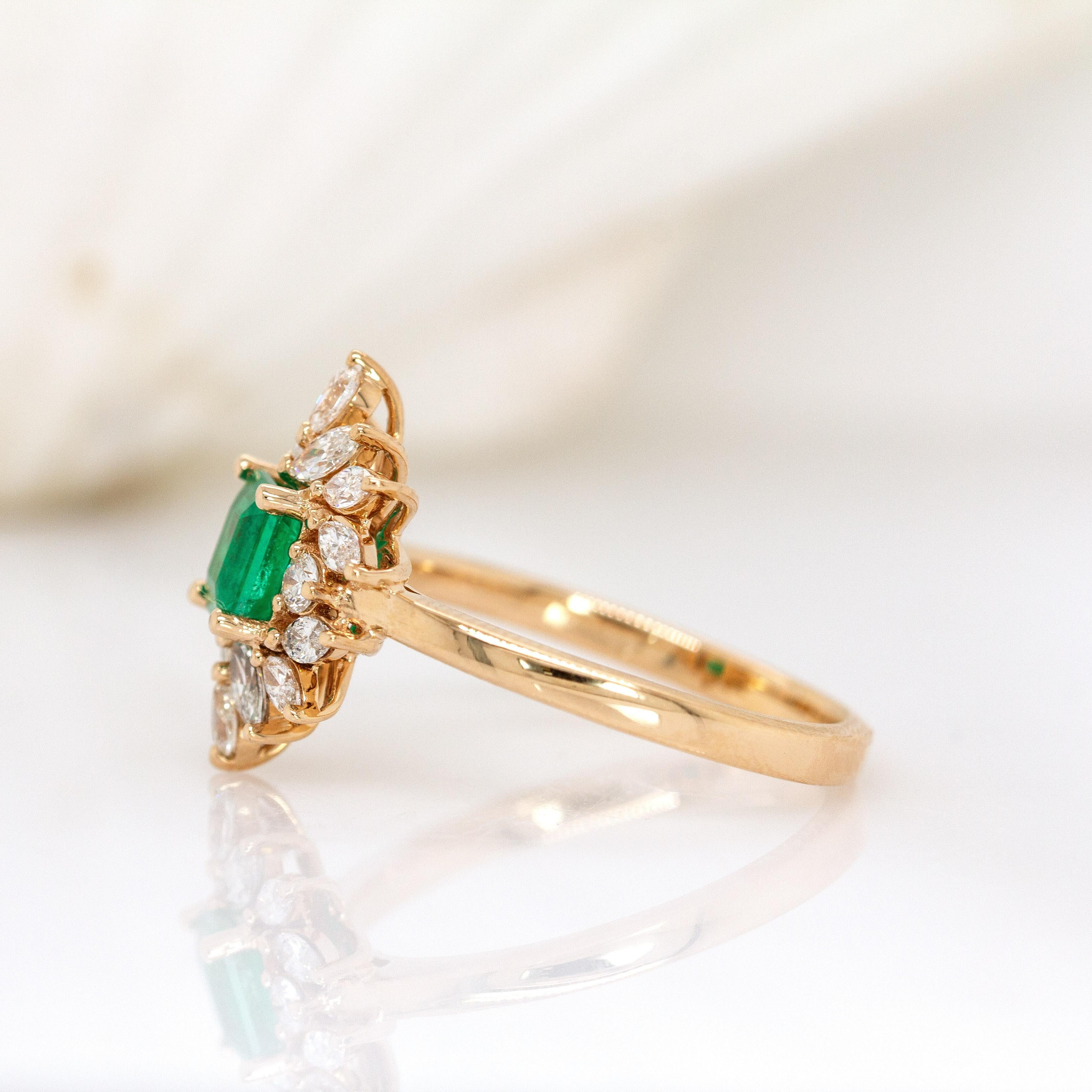 Anillo de Esmeralda Colombiana con Acentos de Diamantes Extraídos de la Tierra en Oro Amarillo Macizo de 14 K en Nuevo estado para la venta en Columbus, OH