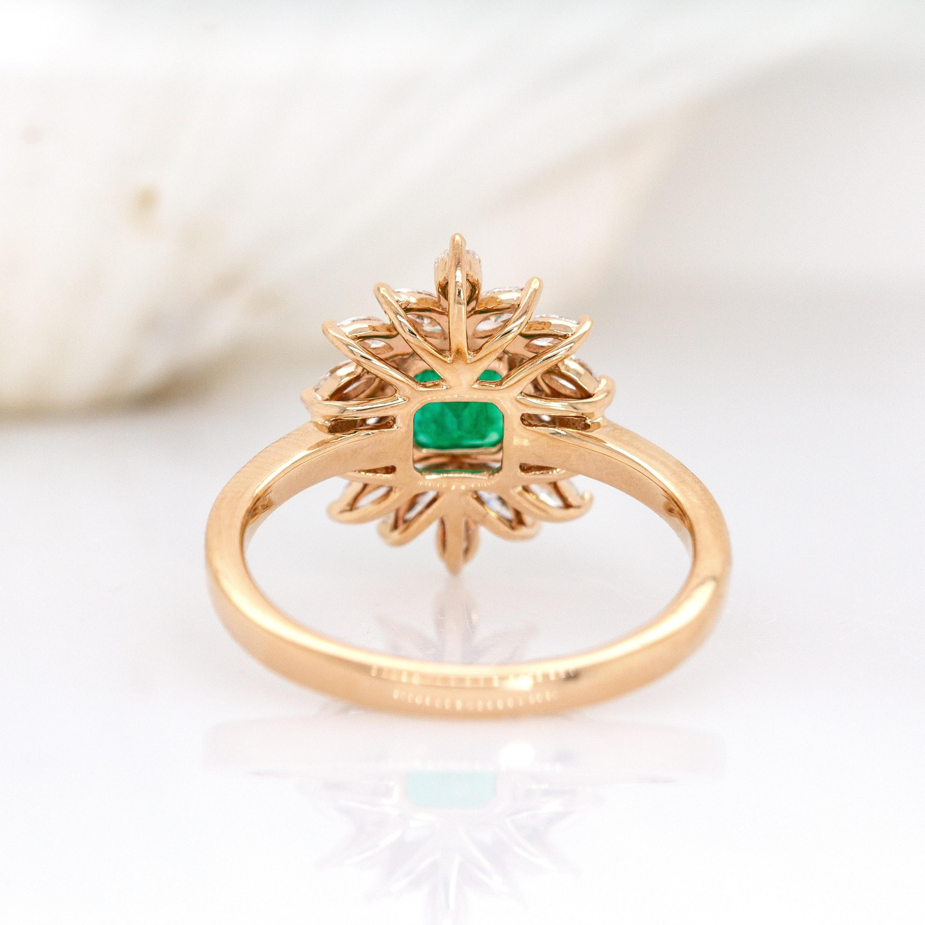 De las mujeres Anillo de Esmeralda Colombiana con Acentos de Diamantes Extraídos de la Tierra en Oro Amarillo Macizo de 14 K en venta