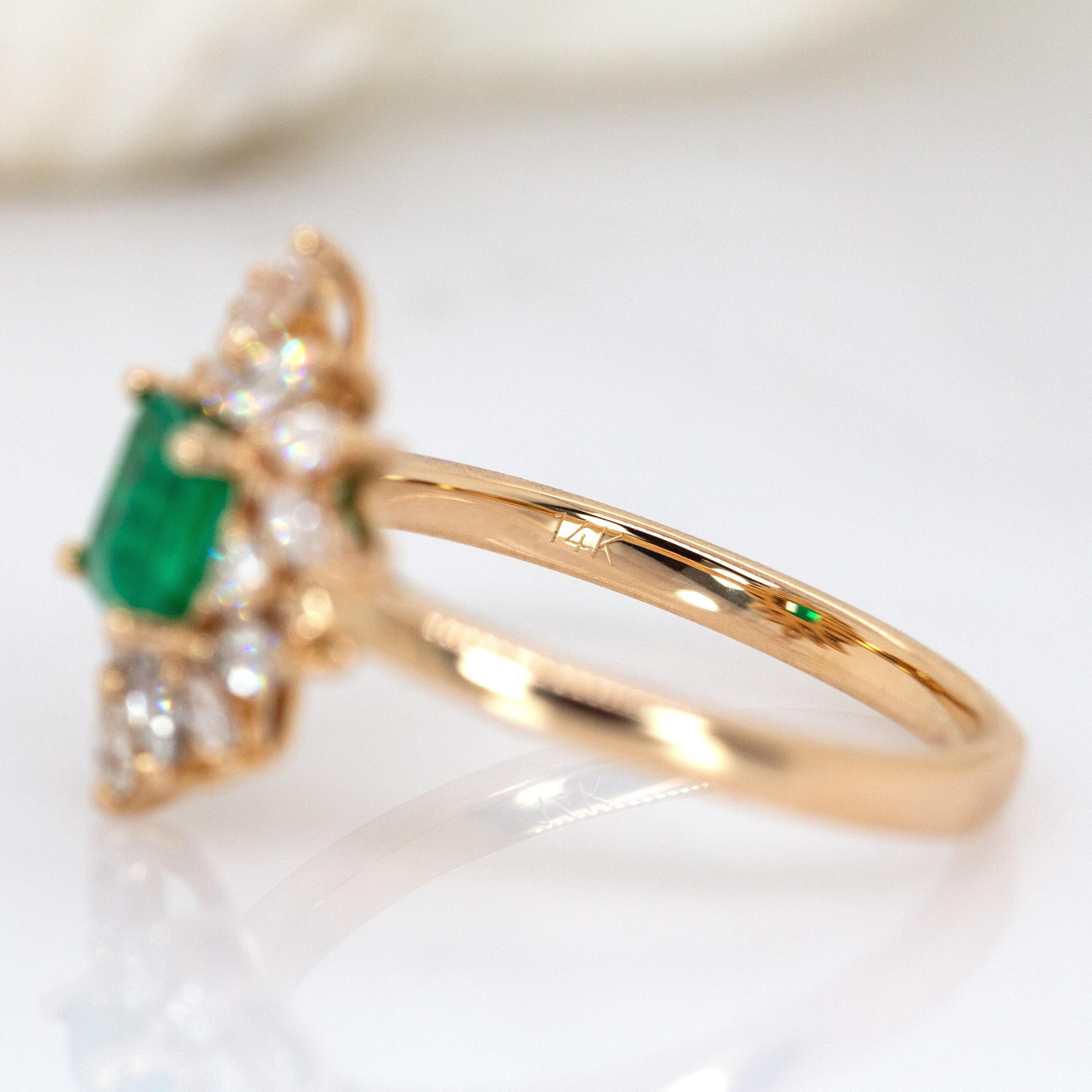 Anillo de Esmeralda Colombiana con Acentos de Diamantes Extraídos de la Tierra en Oro Amarillo Macizo de 14 K en venta 1
