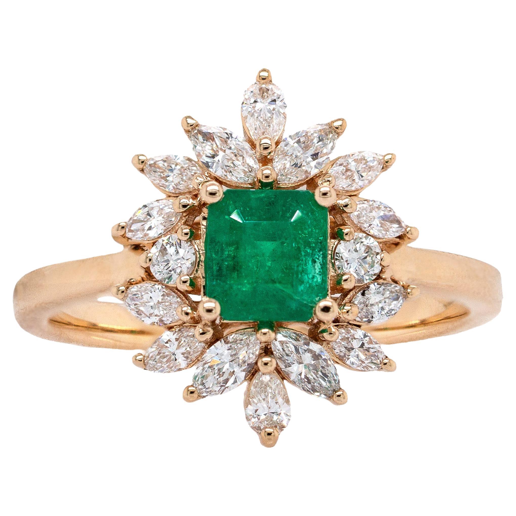 Anillo de Esmeralda Colombiana con Acentos de Diamantes Extraídos de la Tierra en Oro Amarillo Macizo de 14 K en venta