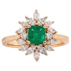Anillo de Esmeralda Colombiana con Acentos de Diamantes Extraídos de la Tierra en Oro Amarillo Macizo de 14 K