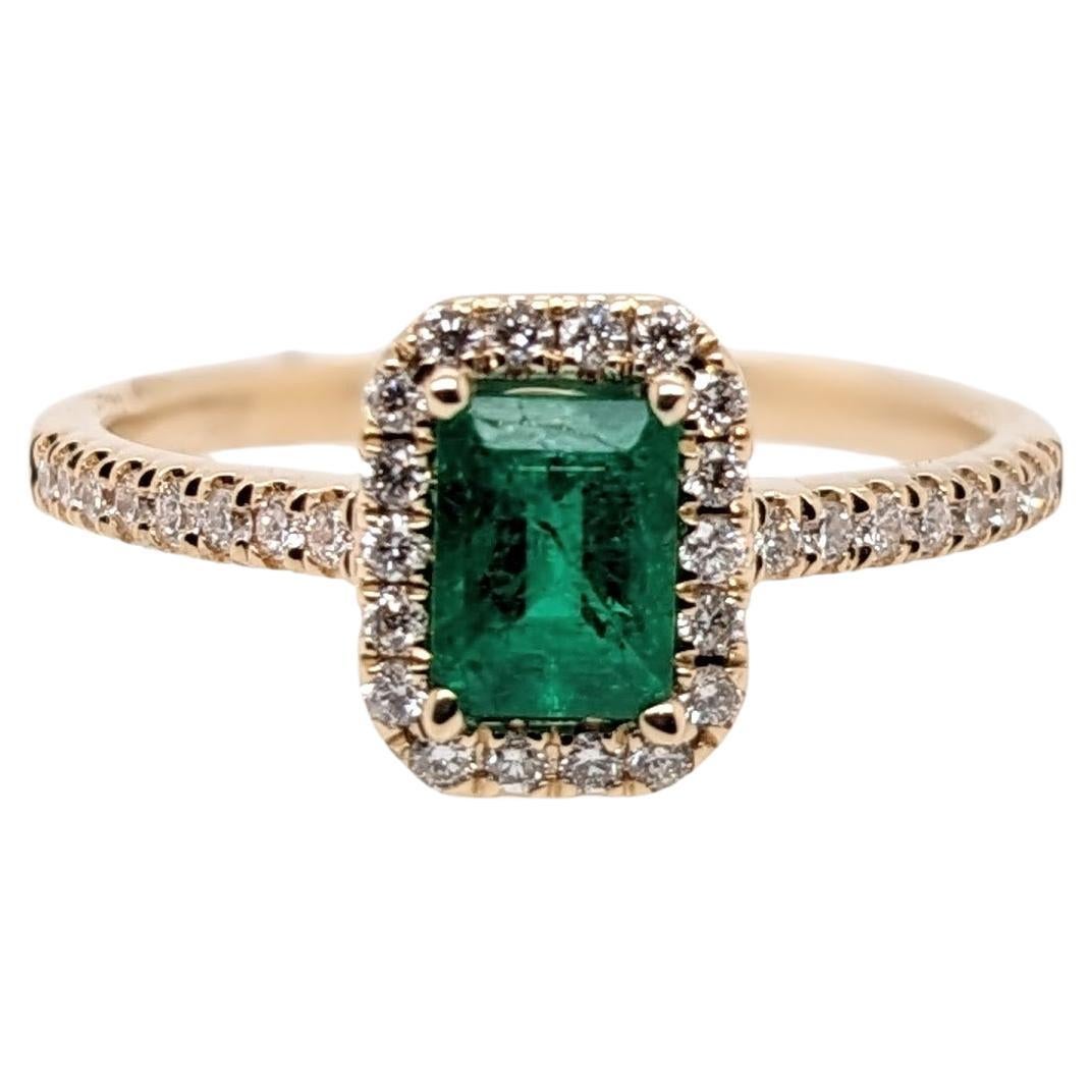 Anillo de Esmeralda Colombiana con Diamantes Extraídos de la Tierra en Oro Macizo de 14K EM 6x4mm