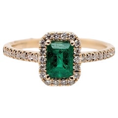 Anillo de Esmeralda Colombiana con Diamantes Extraídos de la Tierra en Oro Macizo de 14K EM 6x4mm