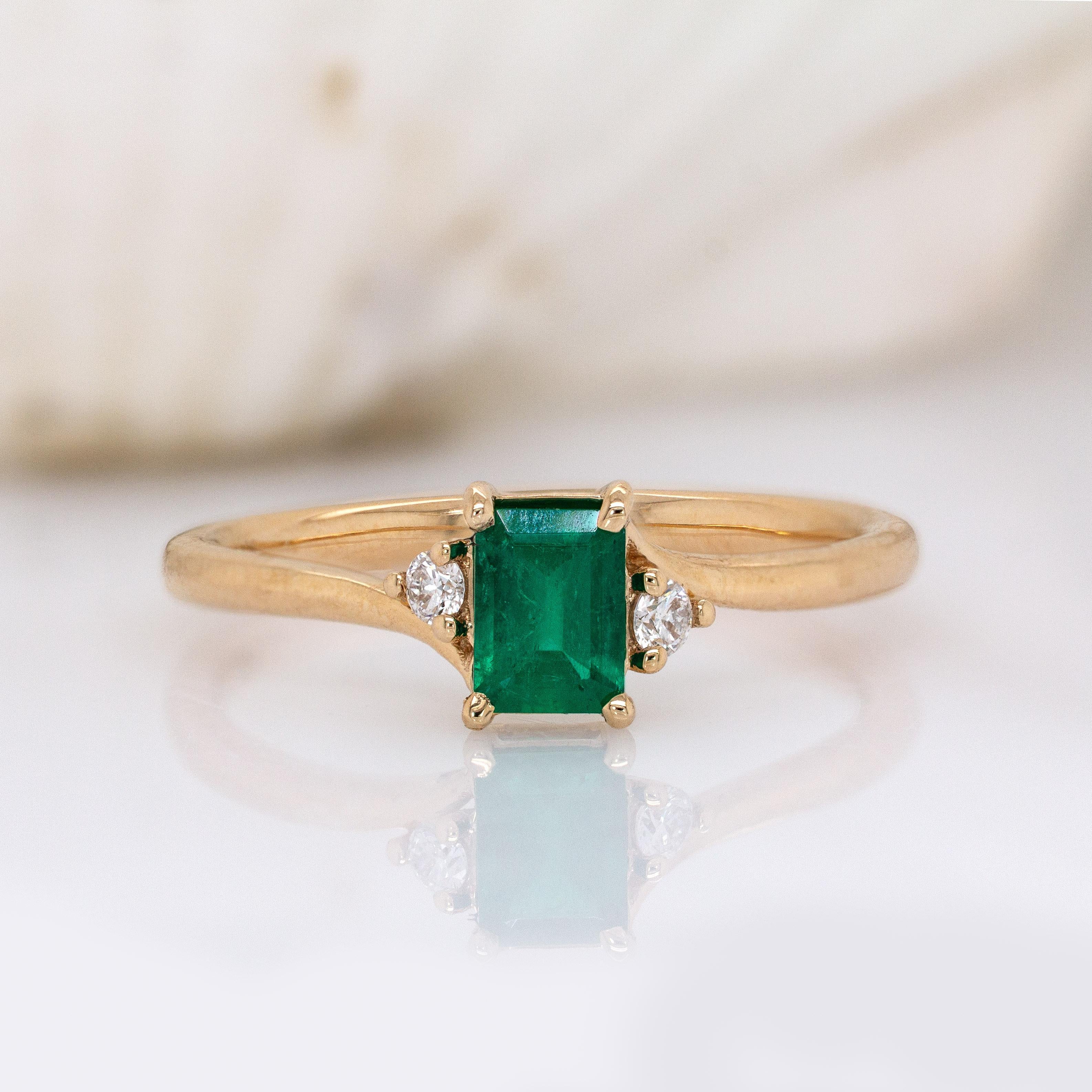 Contemporain Bague en or massif 14K avec émeraude colombienne et diamants naturels  EM 6x4mm en vente