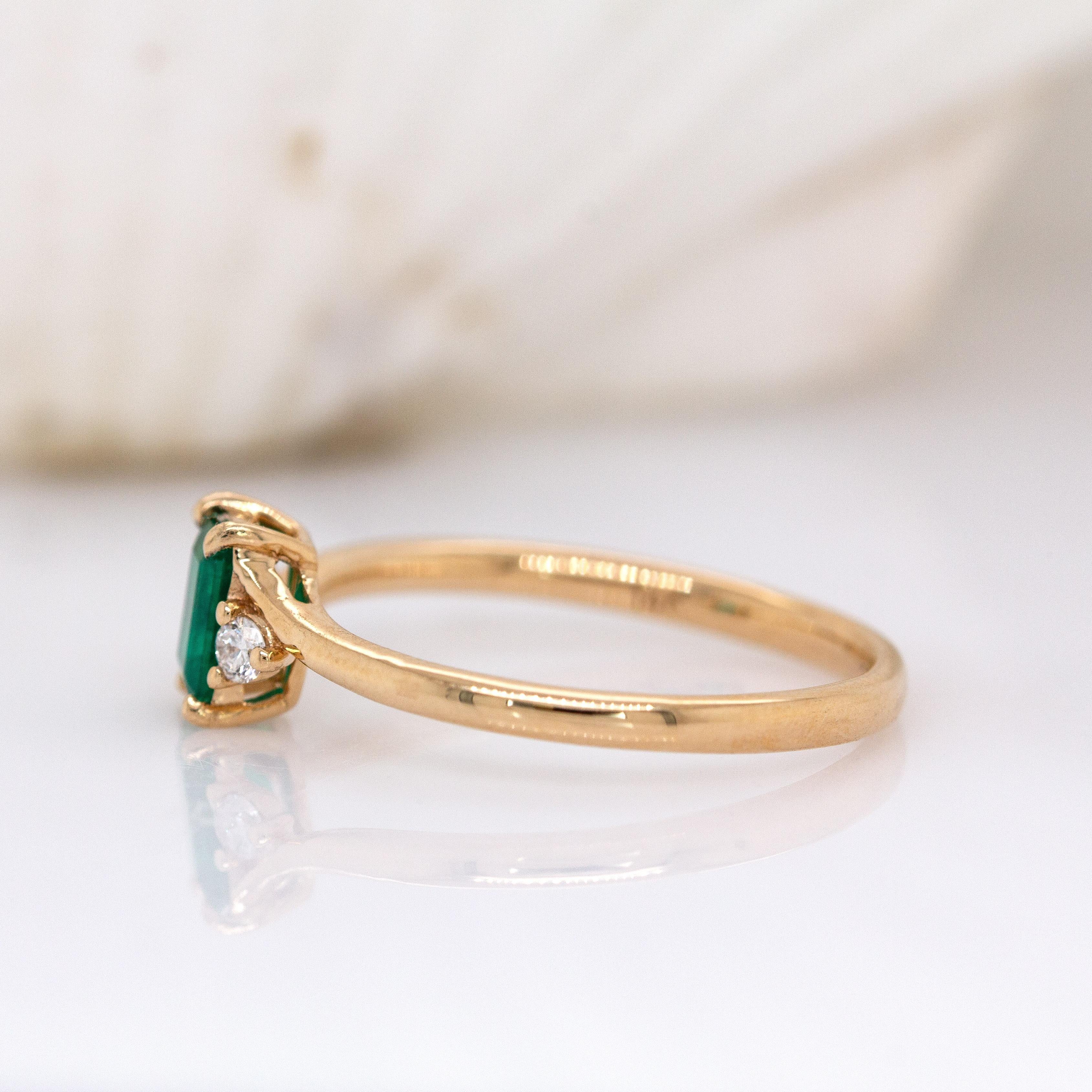 Taille émeraude Bague en or massif 14K avec émeraude colombienne et diamants naturels  EM 6x4mm en vente