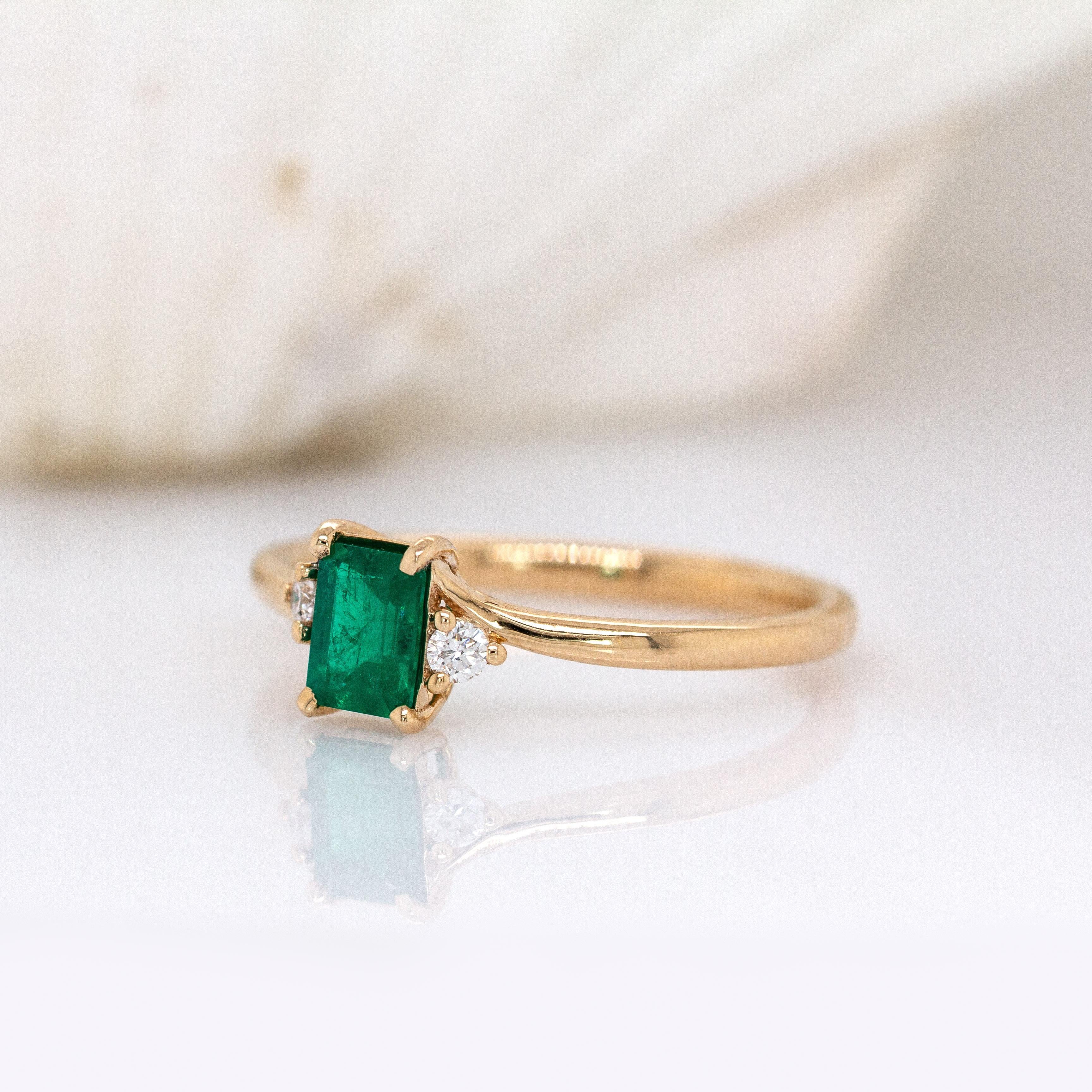 Bague en or massif 14K avec émeraude colombienne et diamants naturels  EM 6x4mm Pour femmes en vente