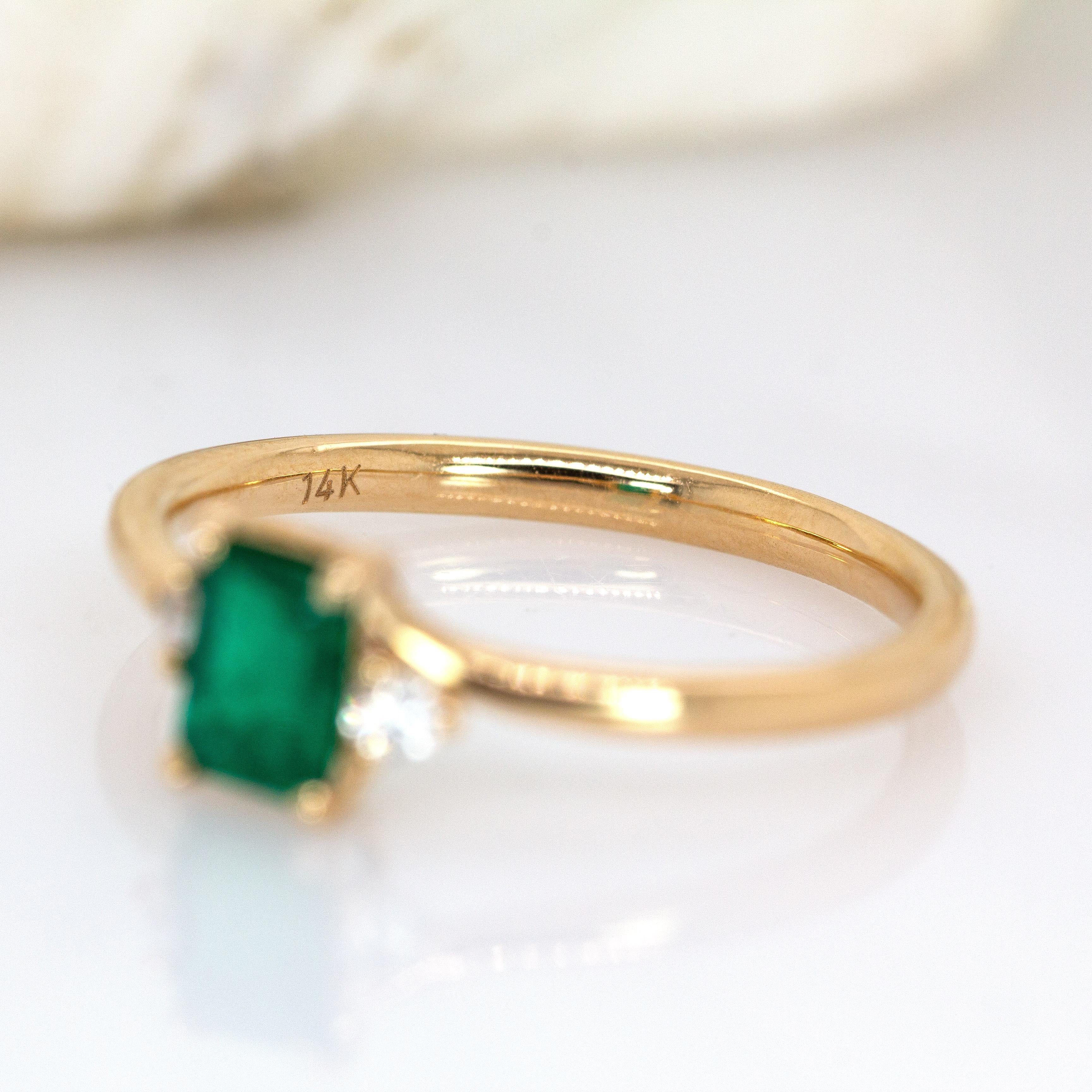 Bague en or massif 14K avec émeraude colombienne et diamants naturels  EM 6x4mm en vente 1