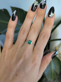 Ring mit kolumbianischem Smaragd und Diamanten aus konventionellem Abbau: Massives 14-karätiges Gold, 6 x 5 mm