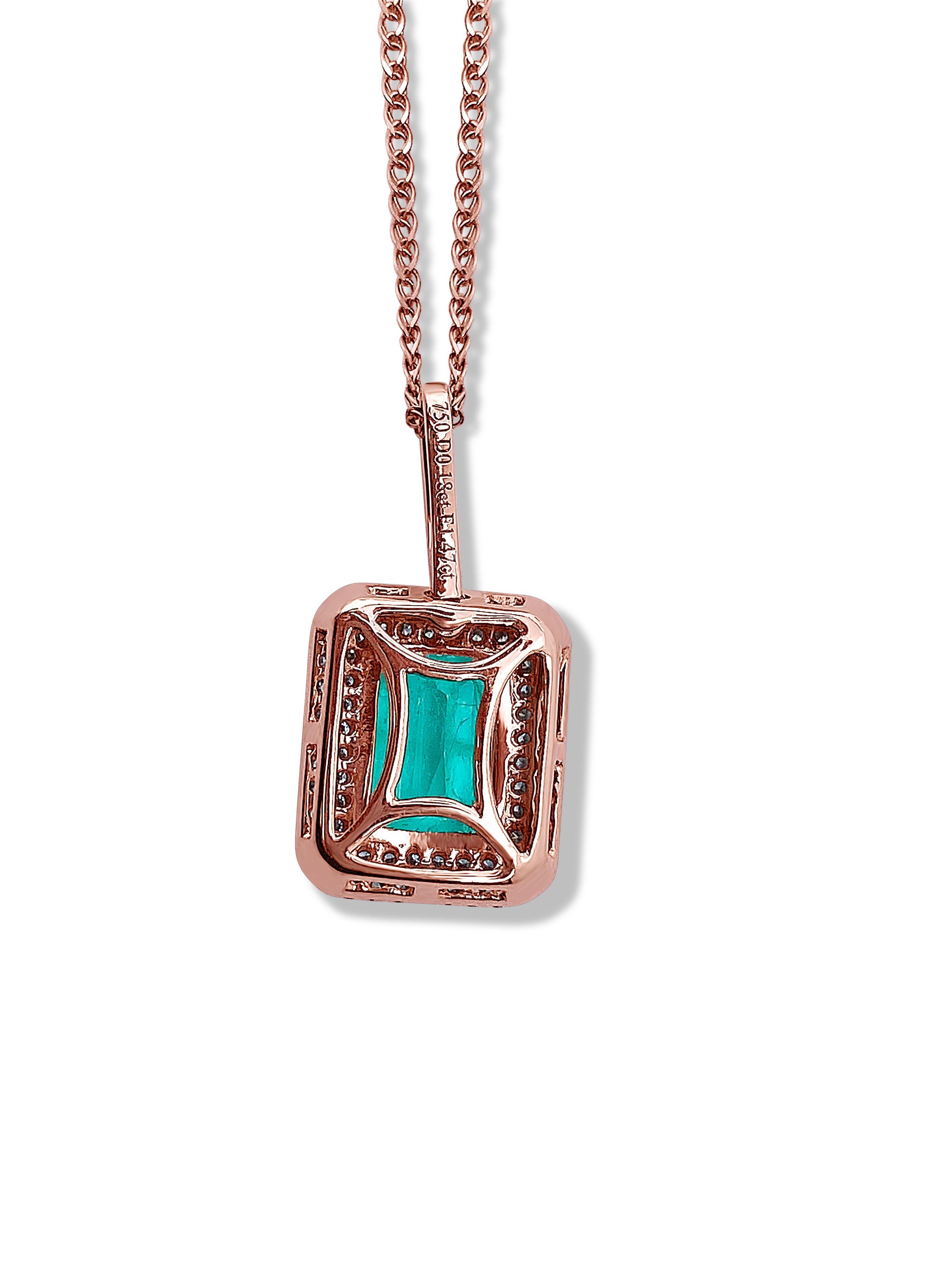 Con uno smeraldo colombiano verde vivo da 1,47 carati, 81 diamanti rotondi taglio brillante per un totale di 0,18 carati e una romantica montatura in oro rosa 18 carati, questo stile classico ti conquisterà!

Dettagli: 
Peso dello smeraldo: 1.47