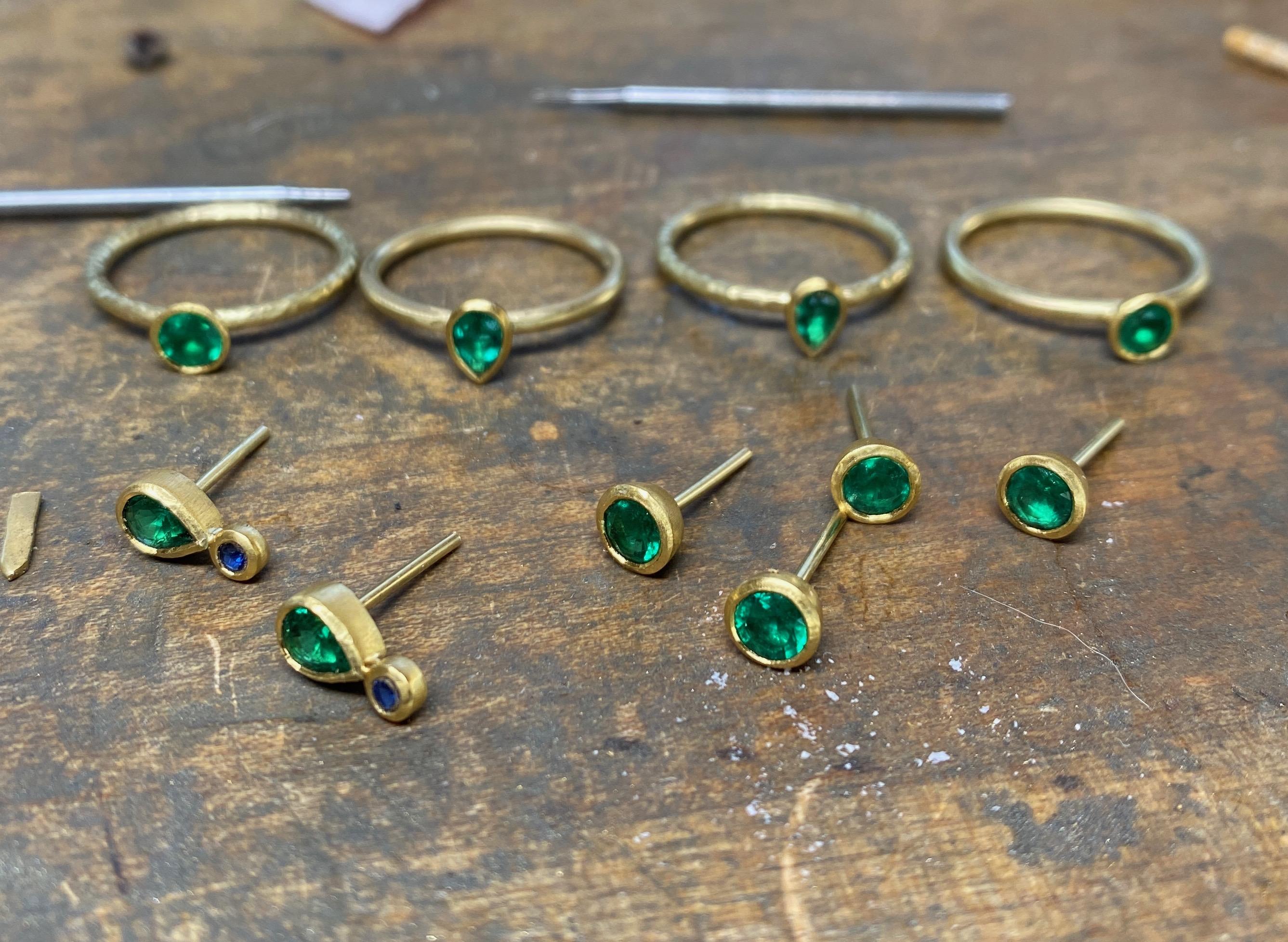 Contemporary Colombian Emerald Round Stud Earrings Handmade 22 Karat Gold For Sale