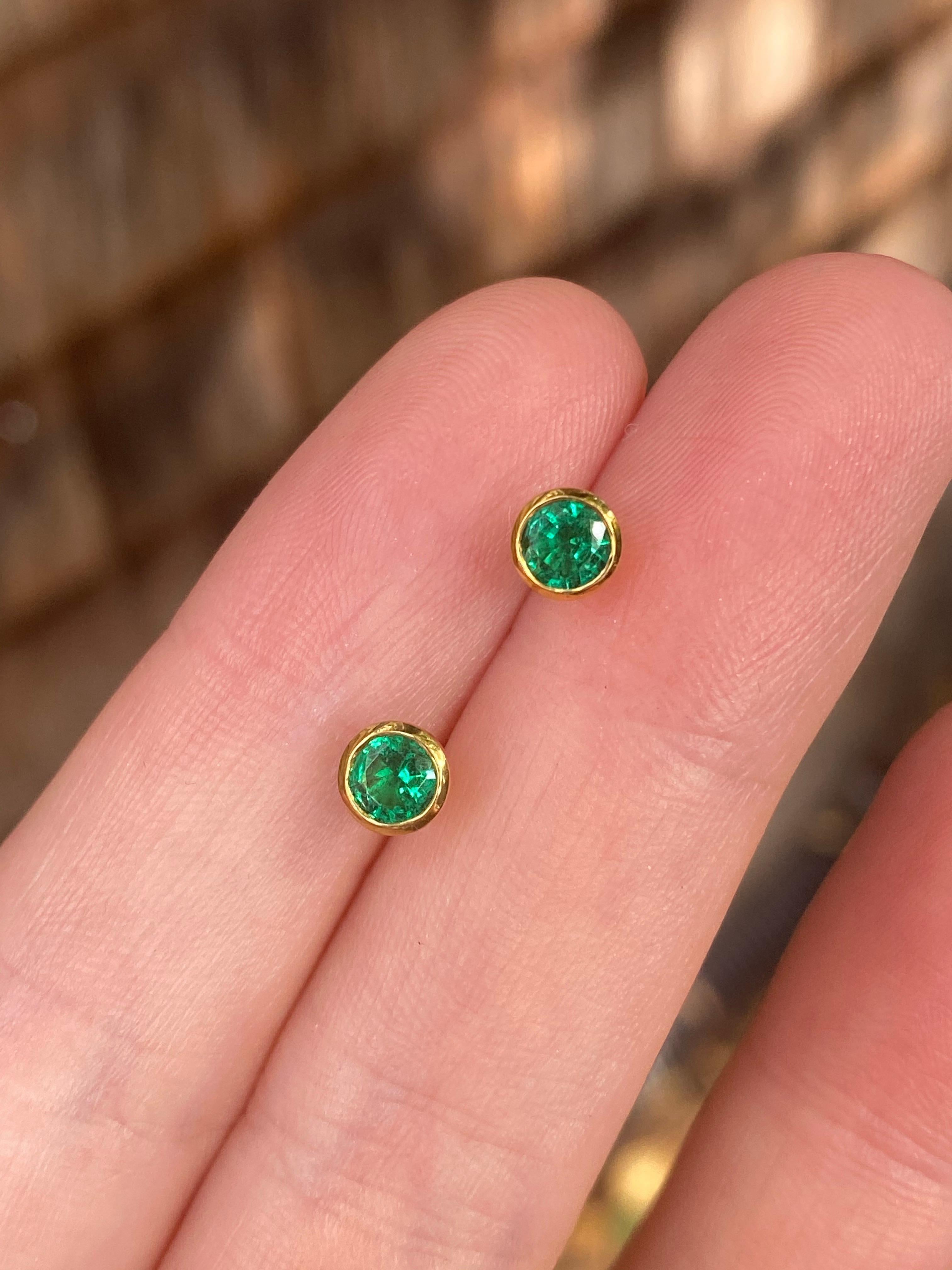 Round Cut Colombian Emerald Round Stud Earrings Handmade 22 Karat Gold For Sale
