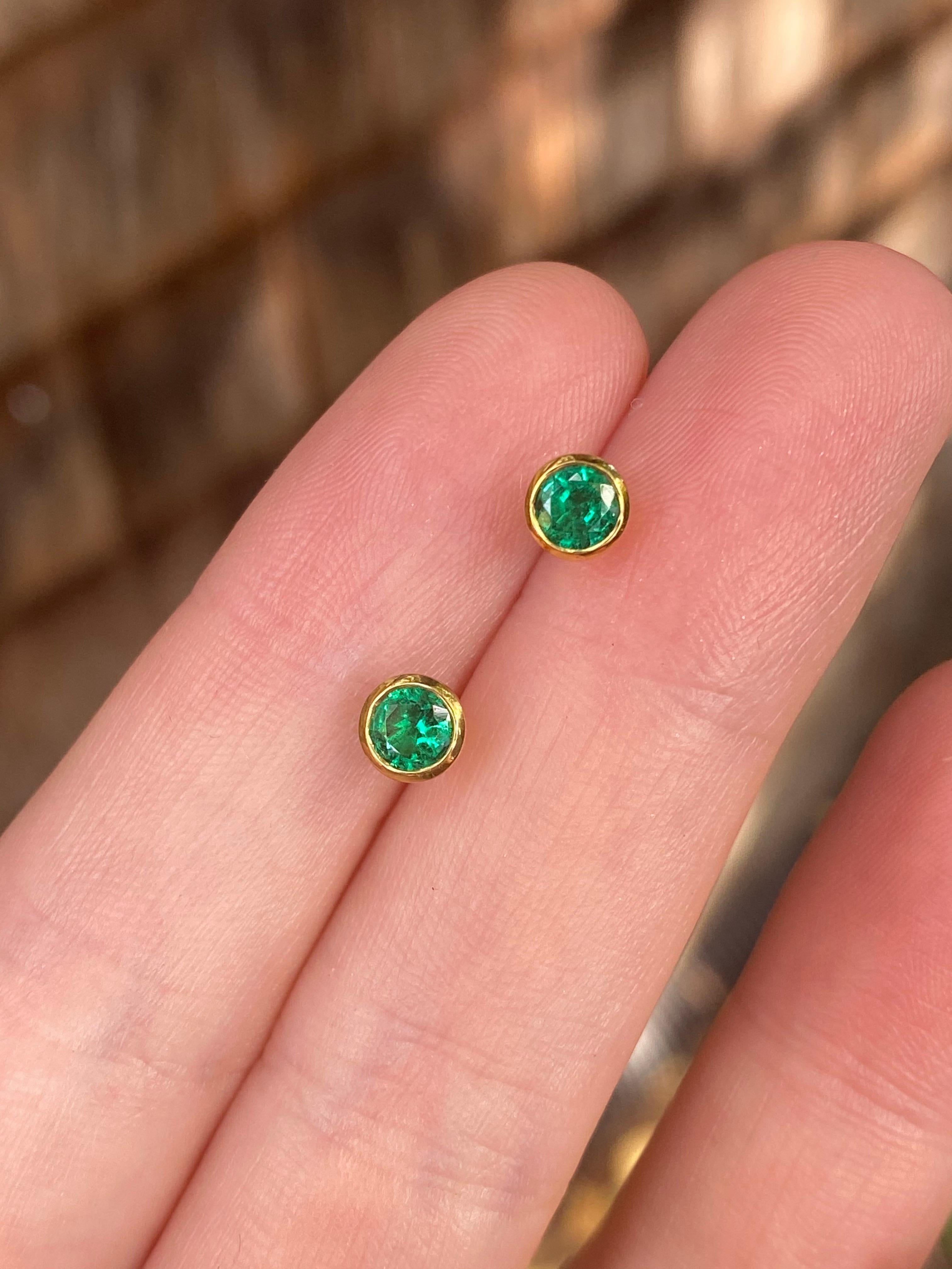 Colombian Emerald Round Stud Earrings Handmade 22 Karat Gold In New Condition For Sale In Berkeley, CA