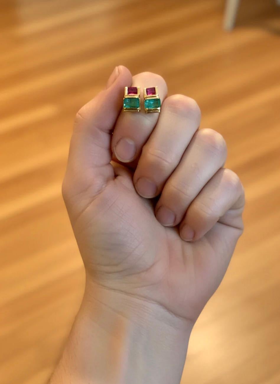 Donna Orecchini con rubino smeraldo colombiano in oro giallo 18 carati in vendita